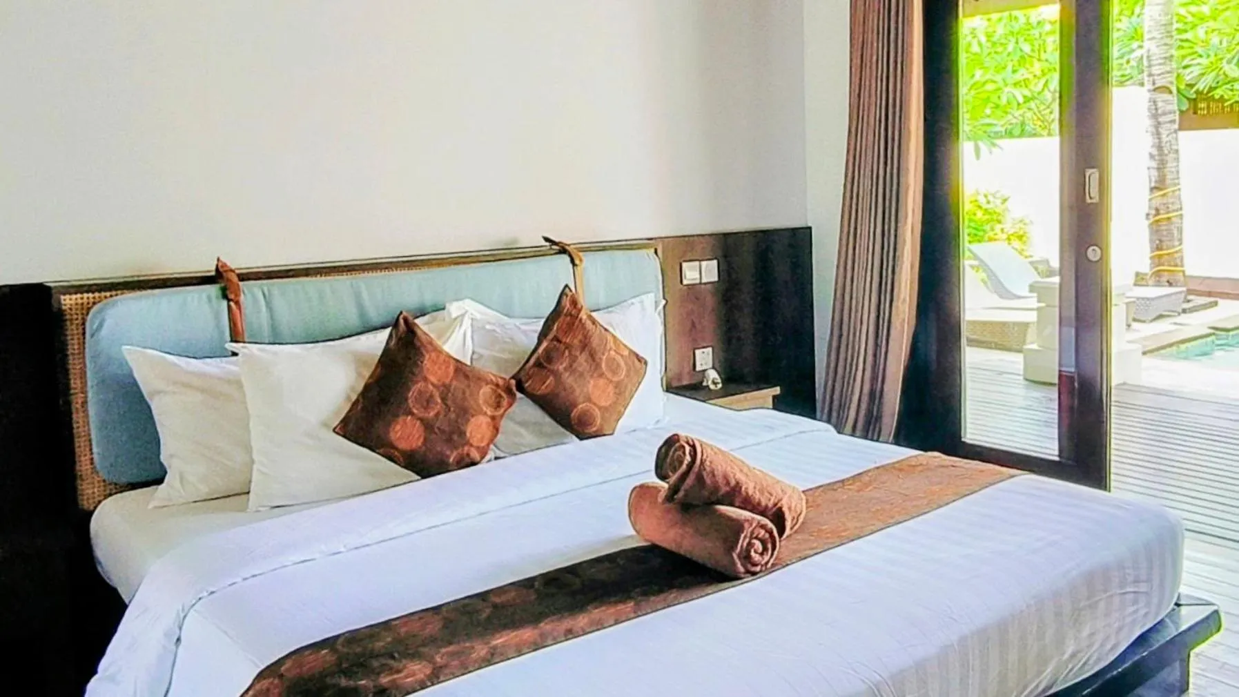 Bed in The Trawangan Resort