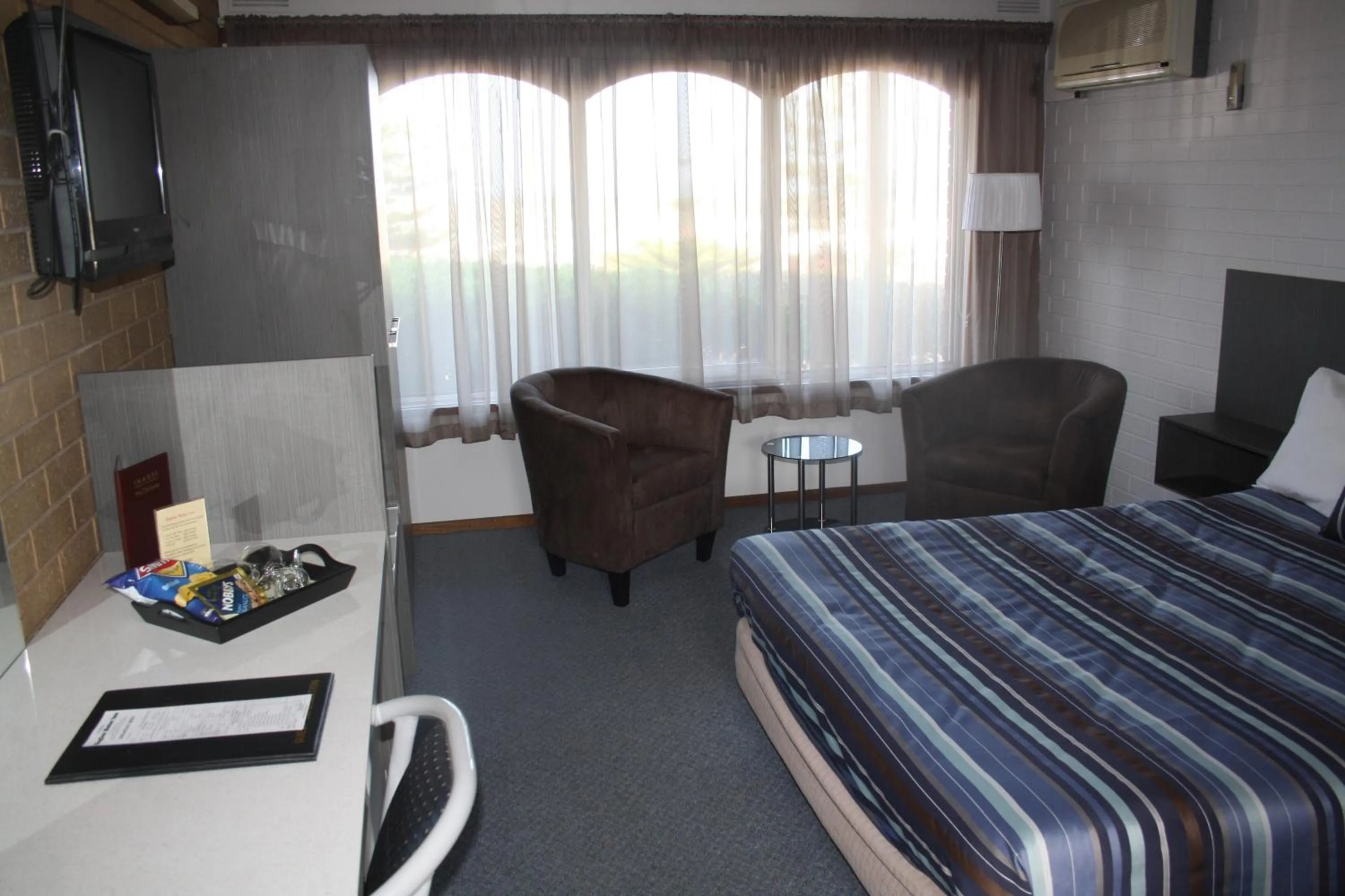 Bed in Raglan Motor Inn