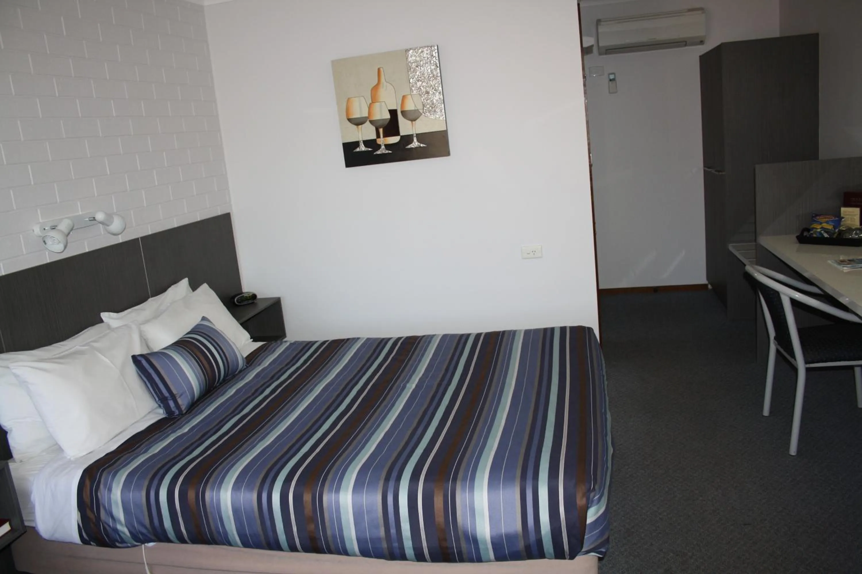 Bed in Raglan Motor Inn