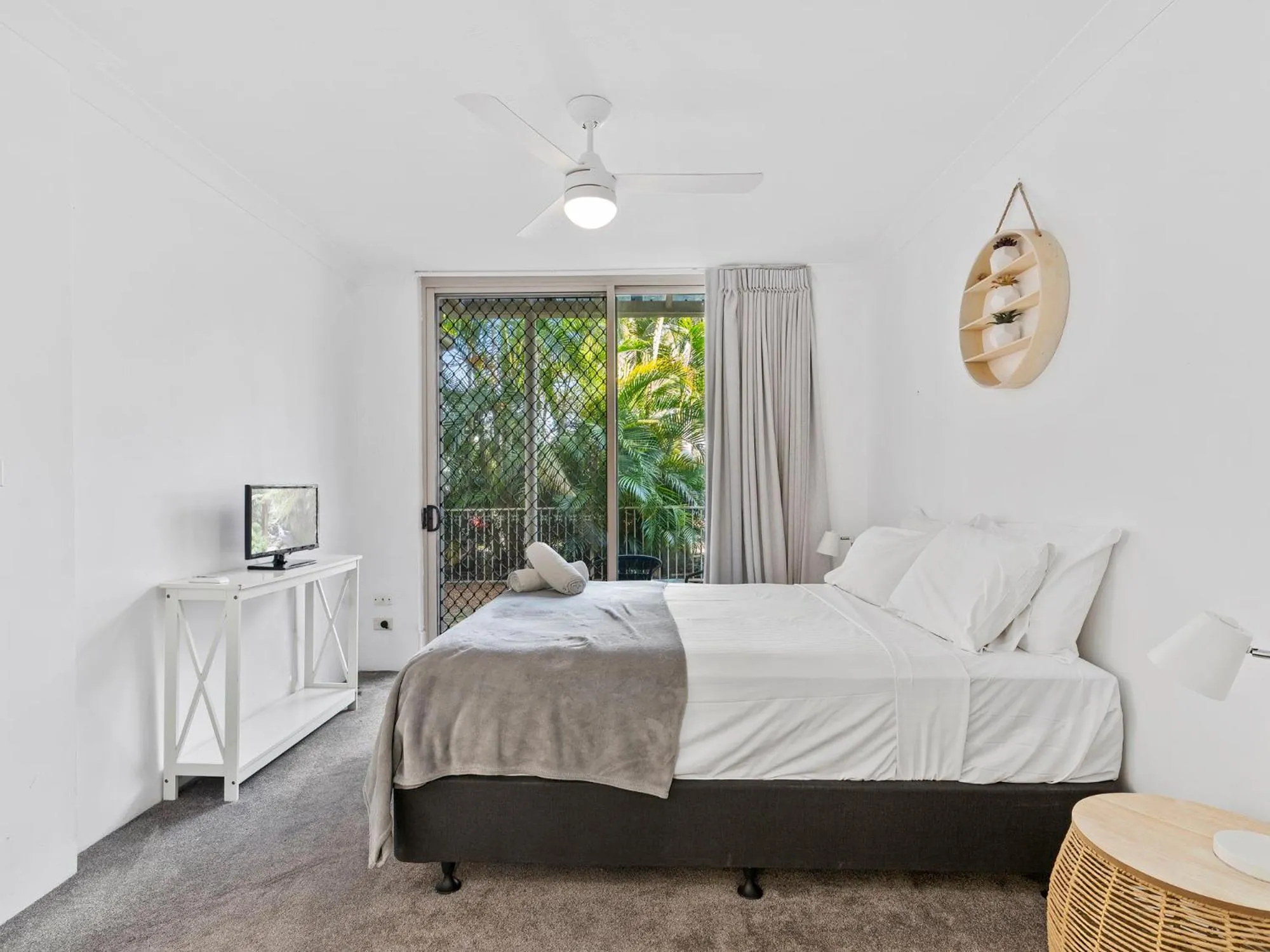 Bed in Miami Beachside Holiday Apartments