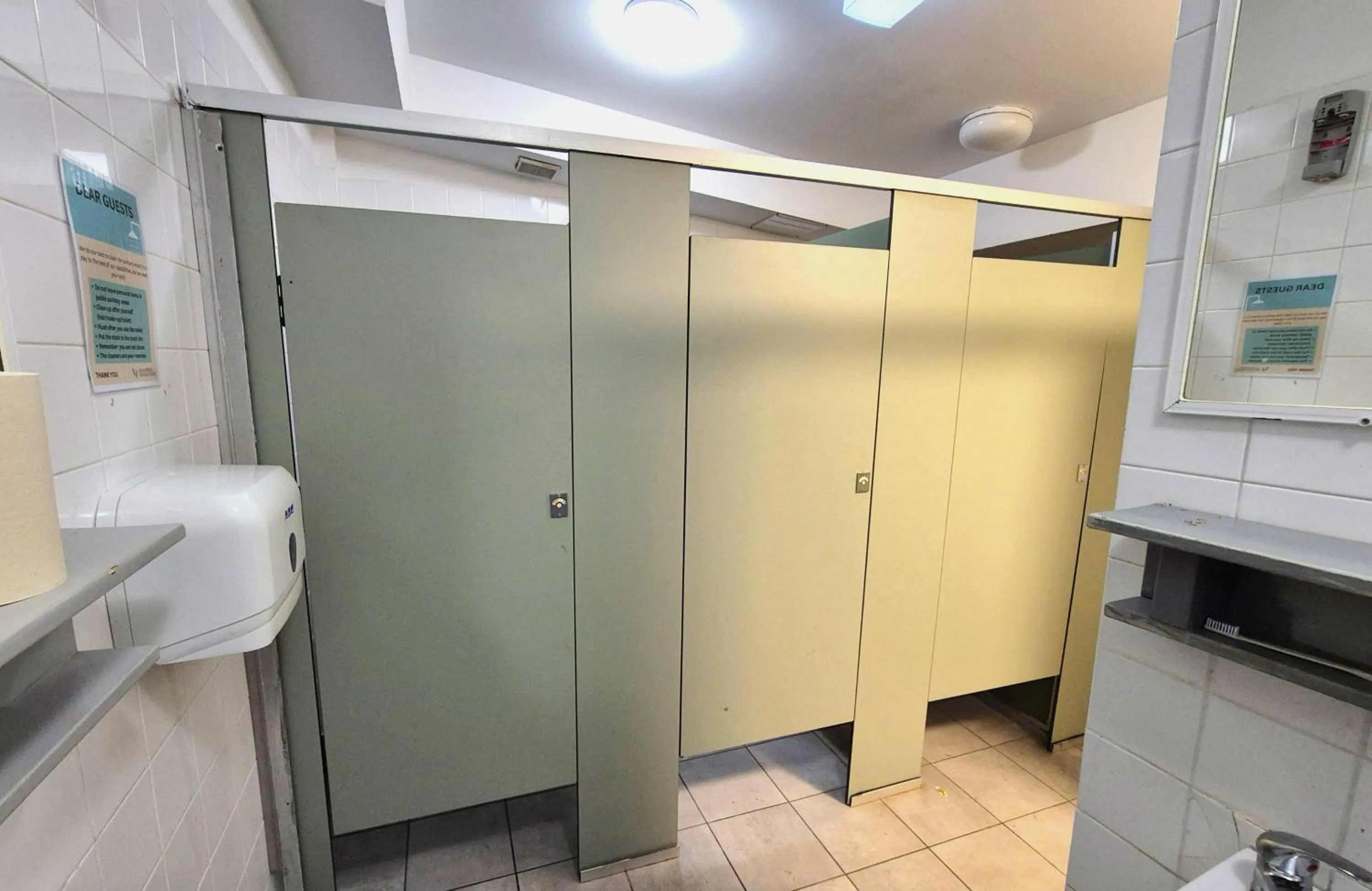 Bathroom in Boardrider Backpackers and Budget Motel