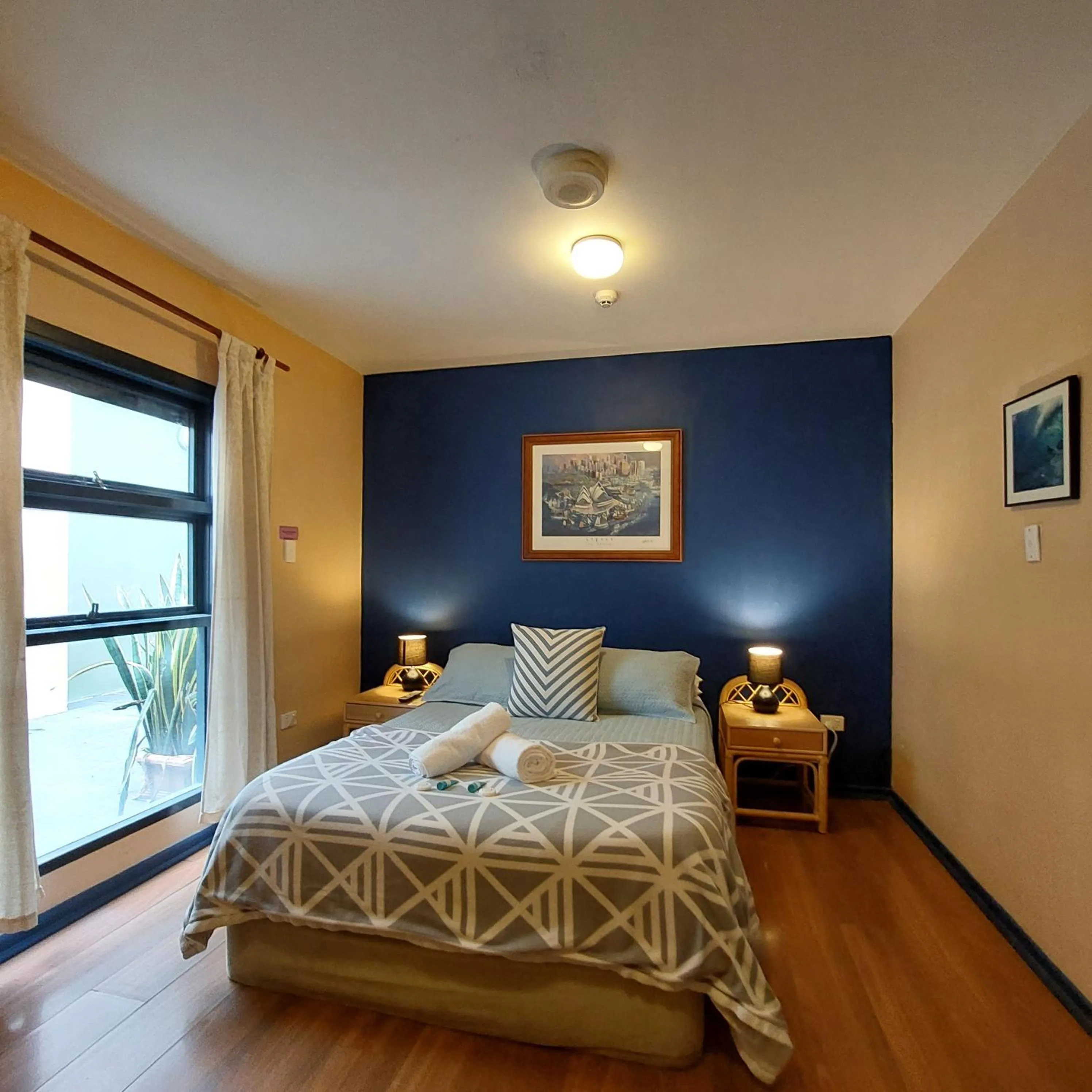 Bedroom, Bed in Boardrider Backpackers and Budget Motel