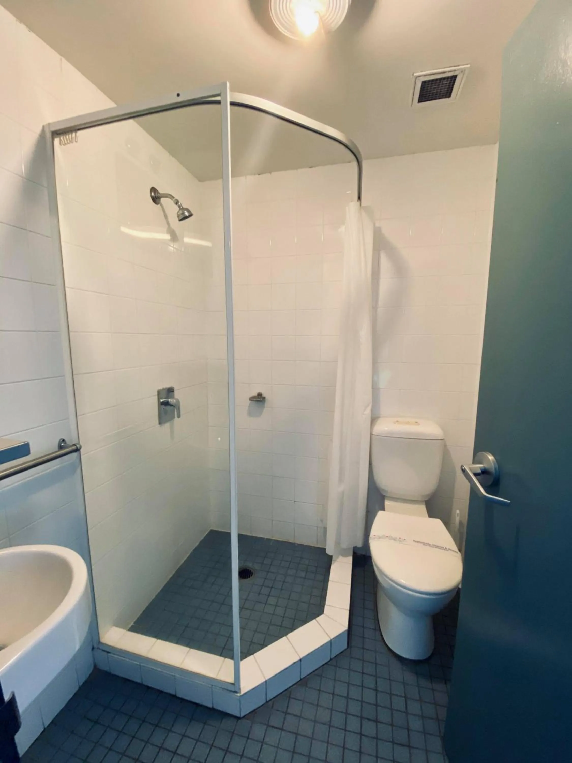 Shower in Boardrider Backpackers and Budget Motel