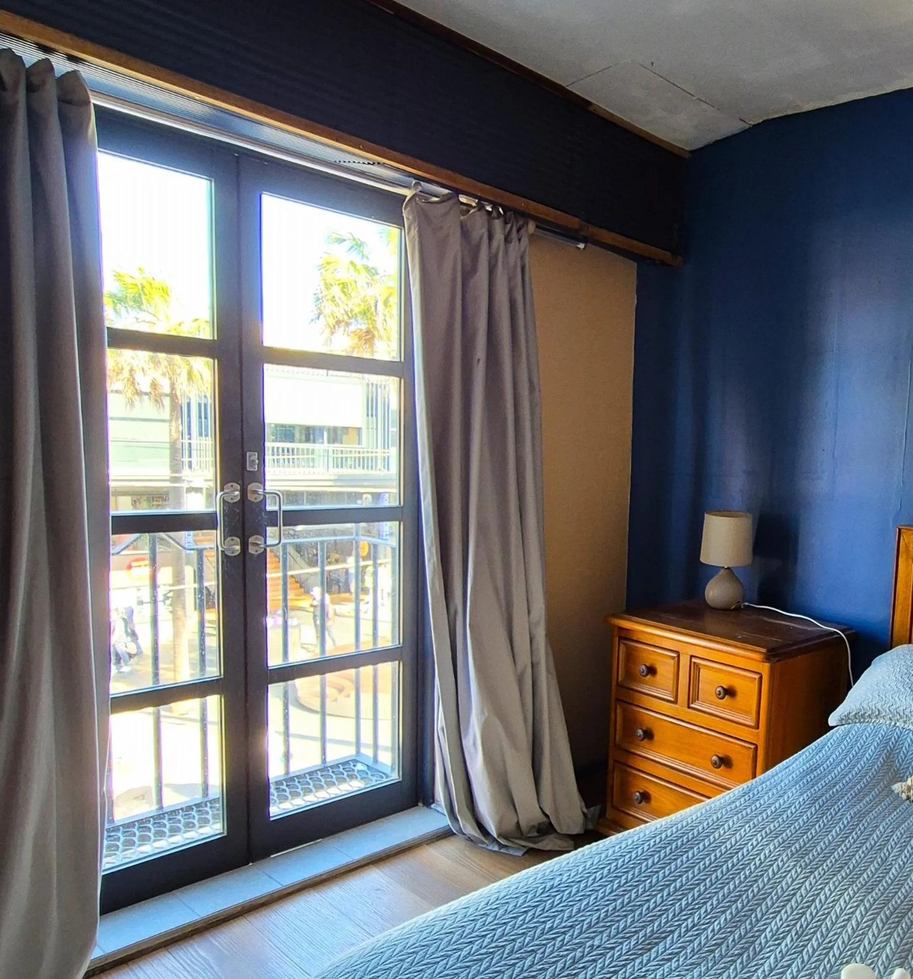 Balcony/Terrace, Bed in Boardrider Backpackers and Budget Motel