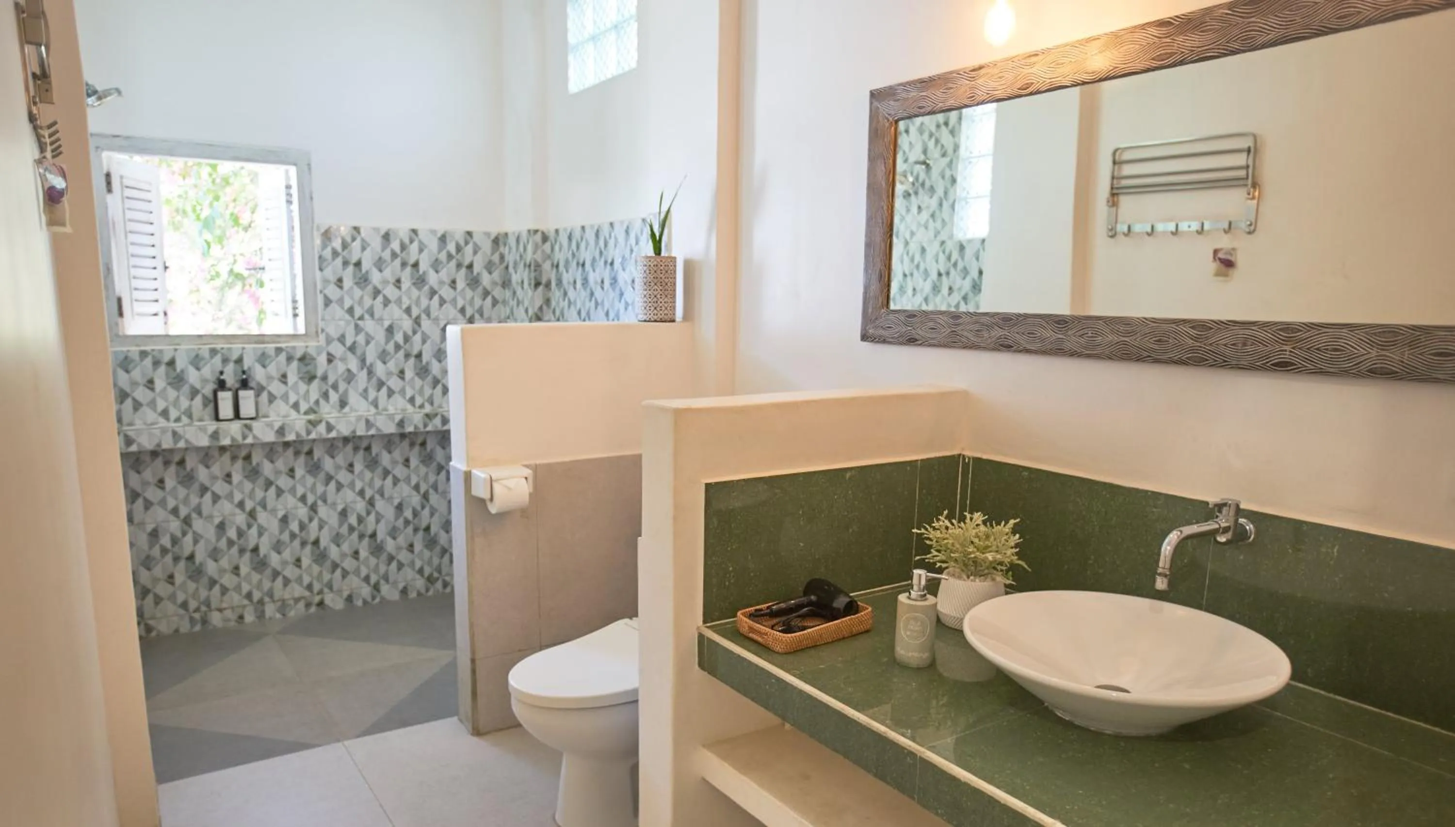 Shower in ISLA INDAH RETREAT boutique hotel