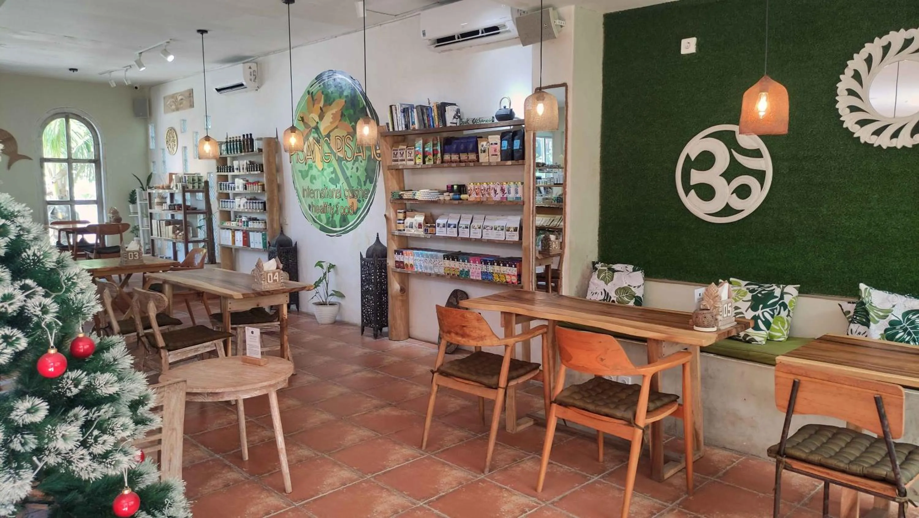 Restaurant/places to eat in ISLA INDAH RETREAT boutique hotel