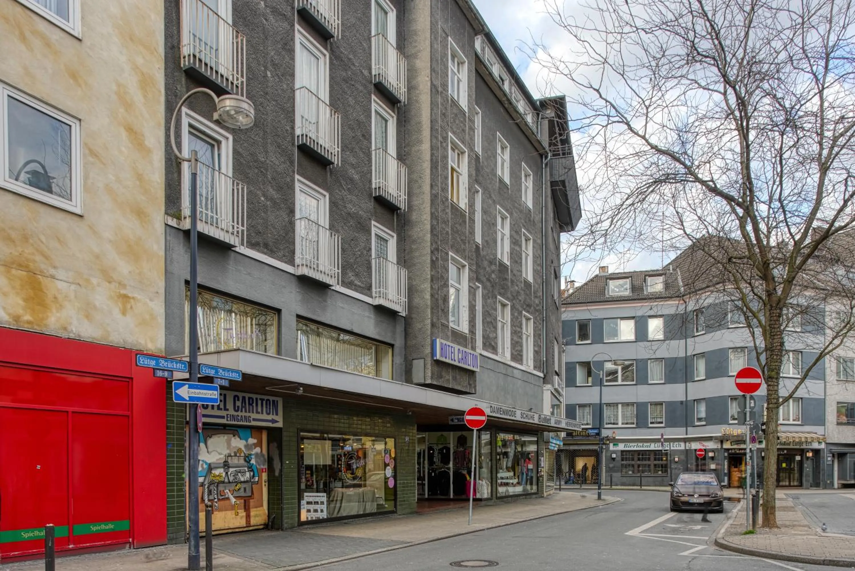 Facade/entrance in Hotel Carlton