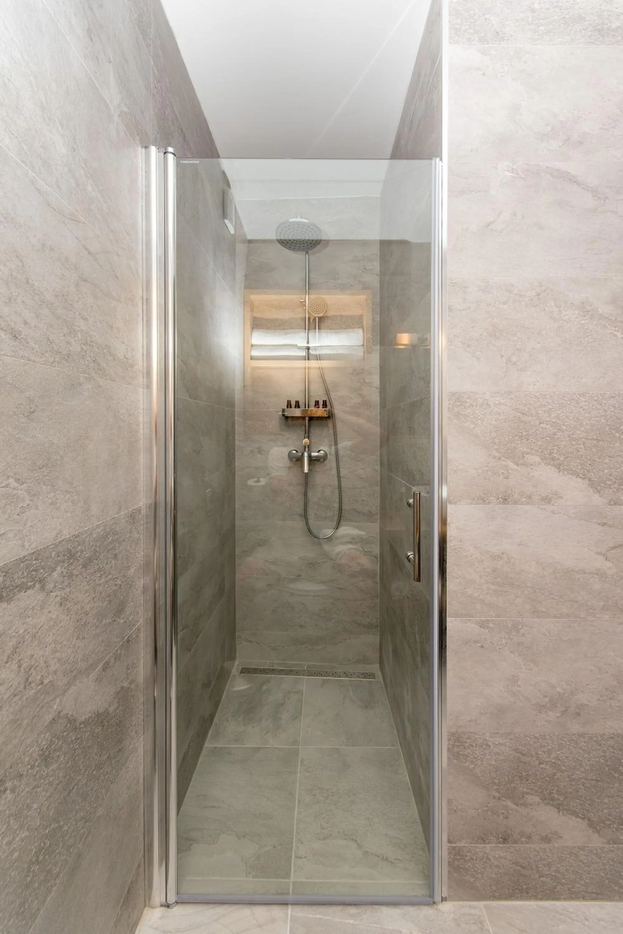 Shower in Ora Luxury Rooms