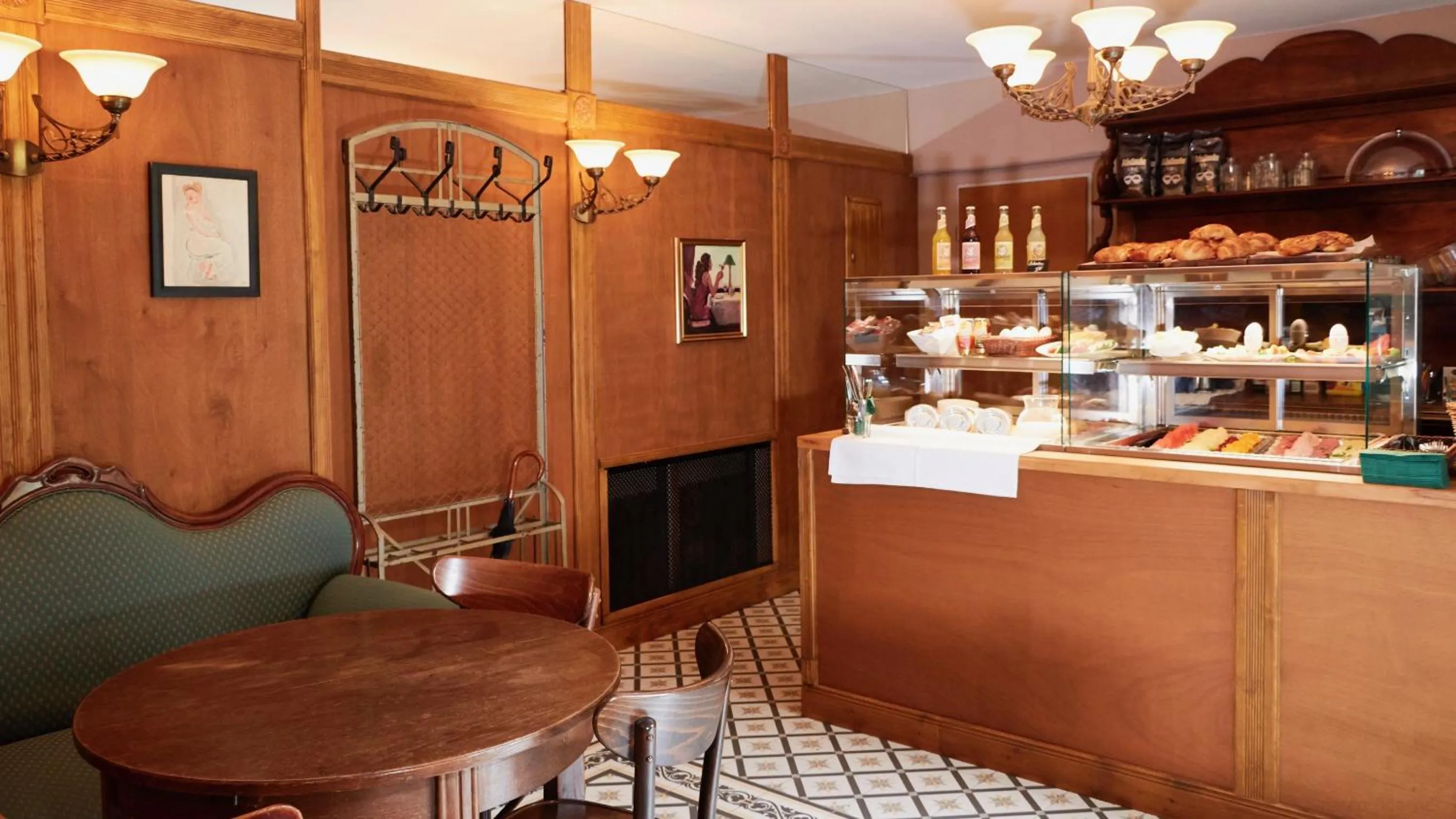 Breakfast in Ballhaus Berlin Hostel