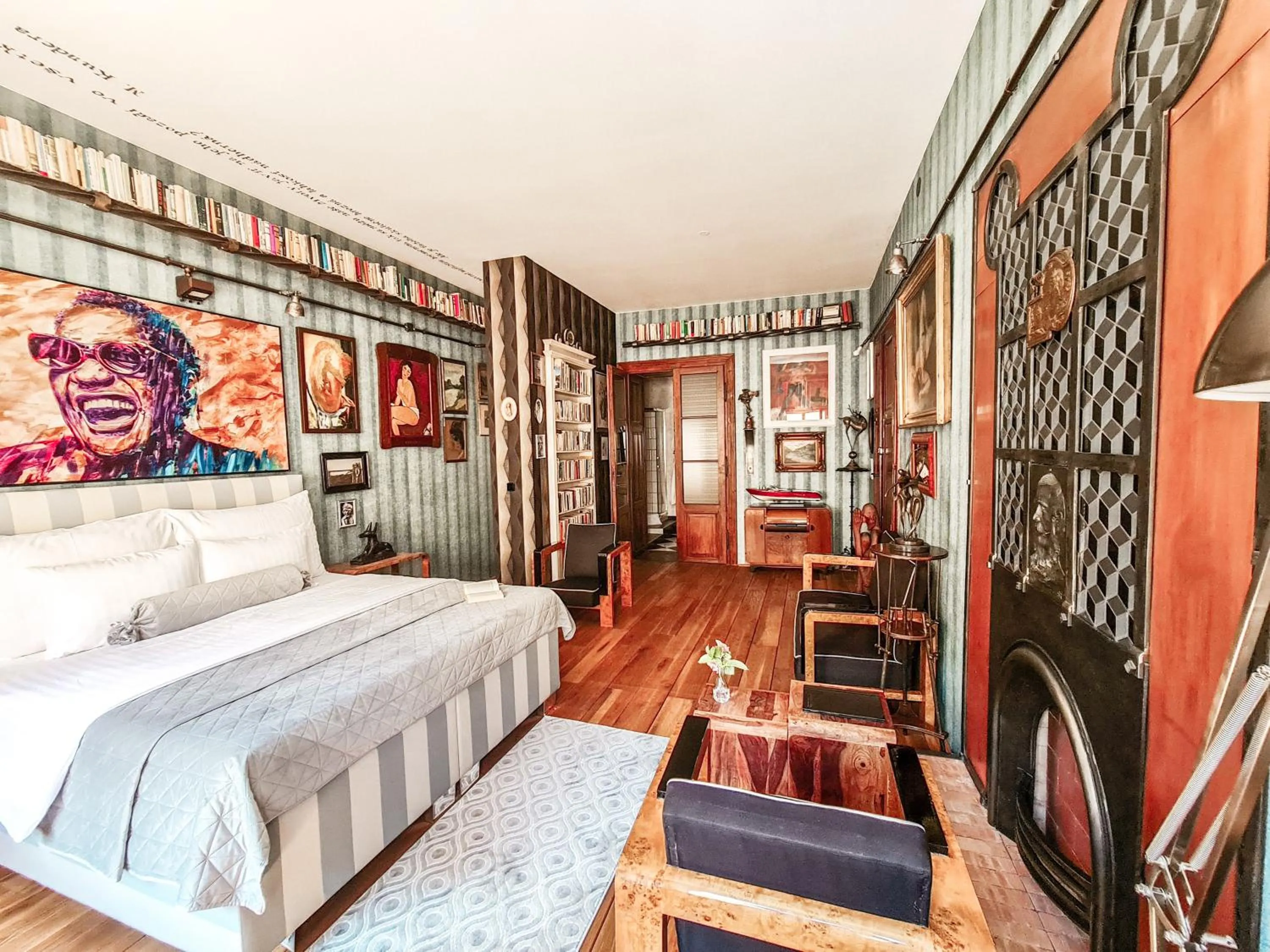 Living room, Bed in Divná pani Luxury Gallery Rooms