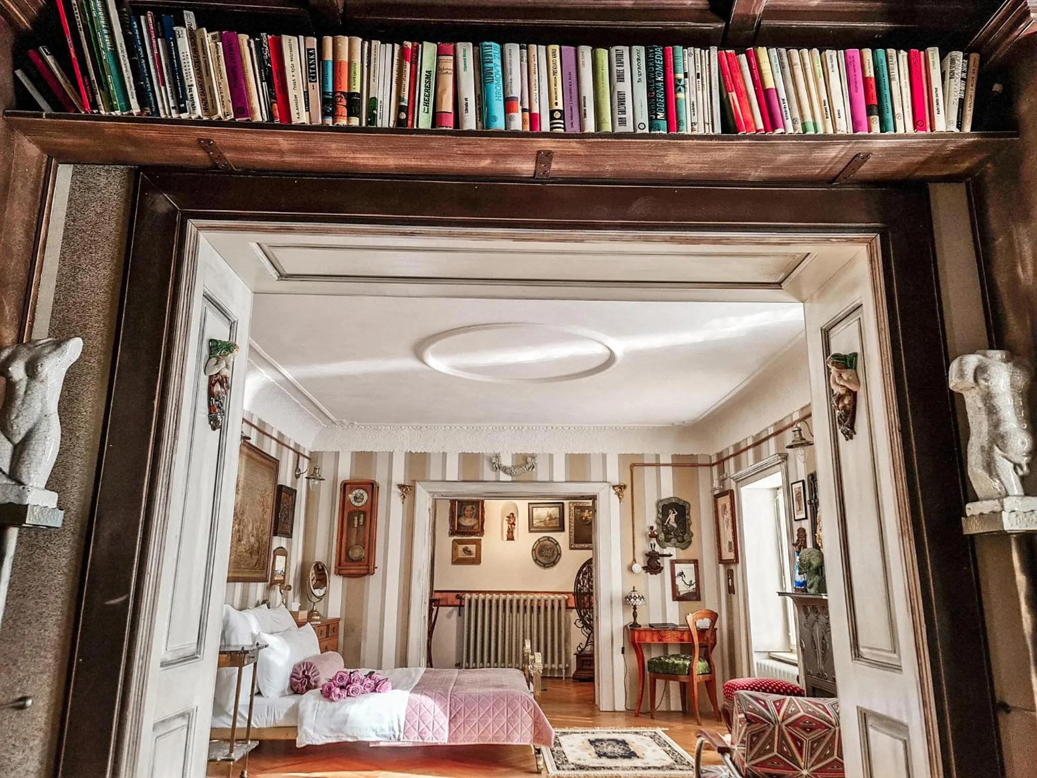 Library in Divná pani Luxury Gallery Rooms