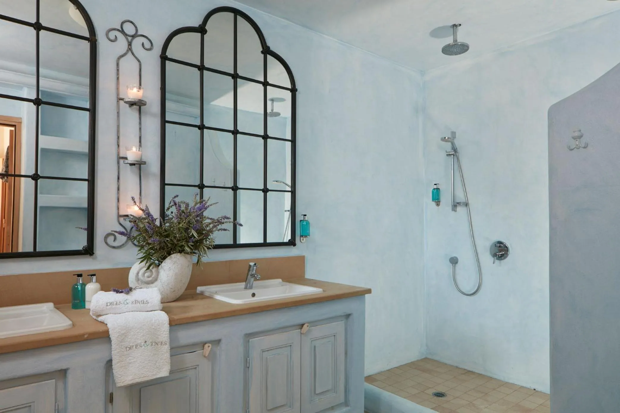 Shower in Diles & Rinies