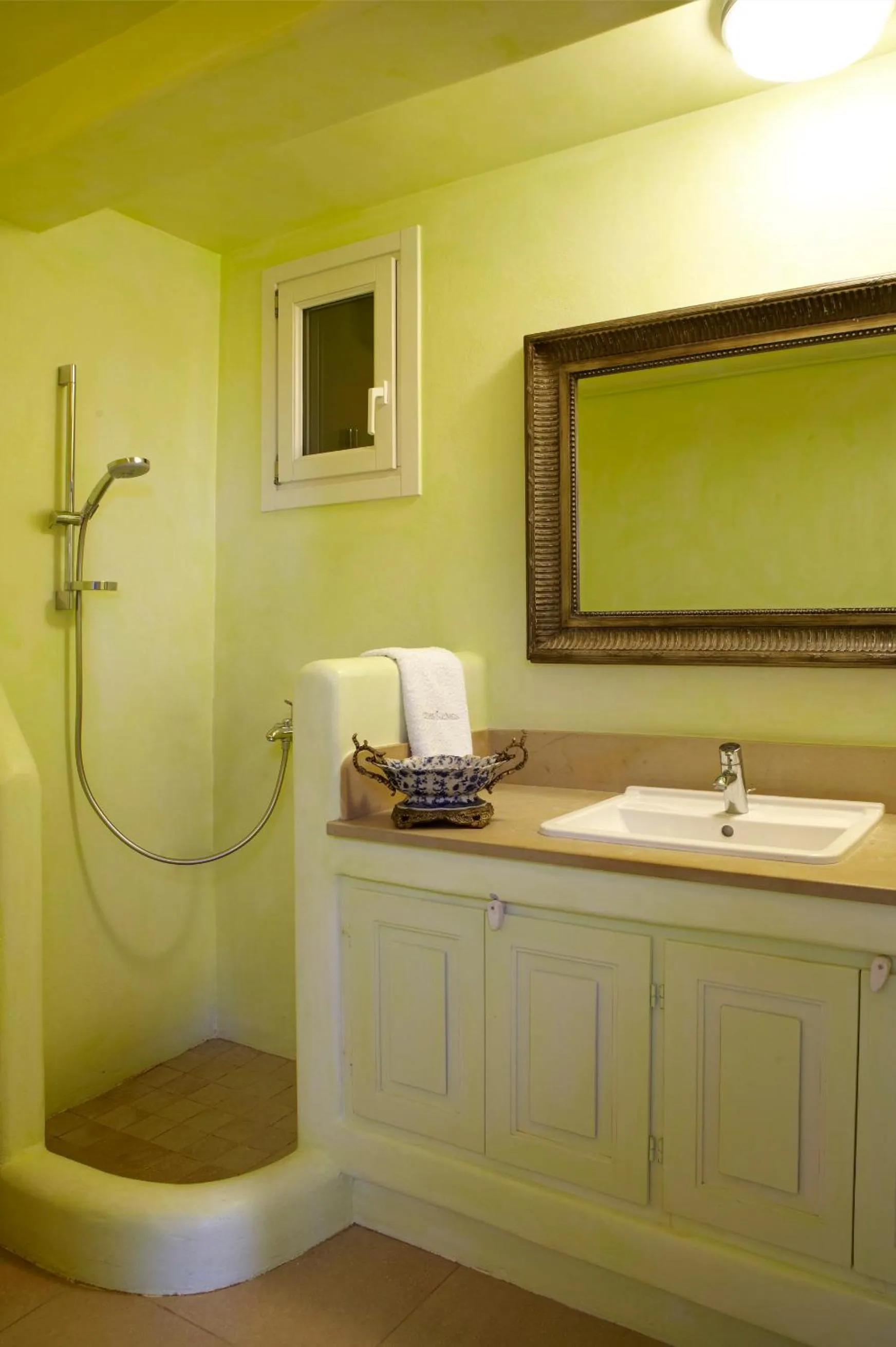 Shower in Diles & Rinies