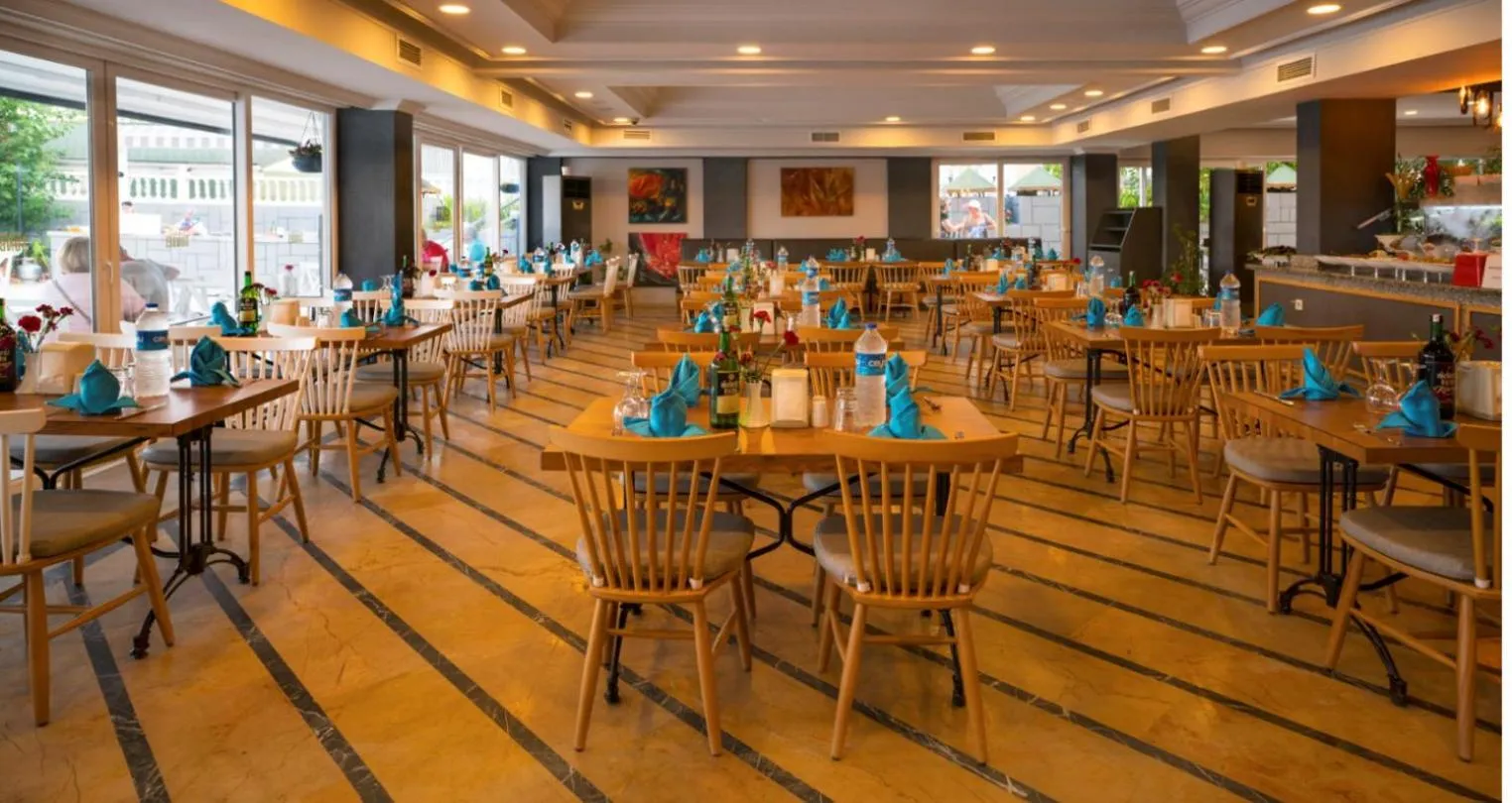 Restaurant/places to eat in Club Hotel Sunbel