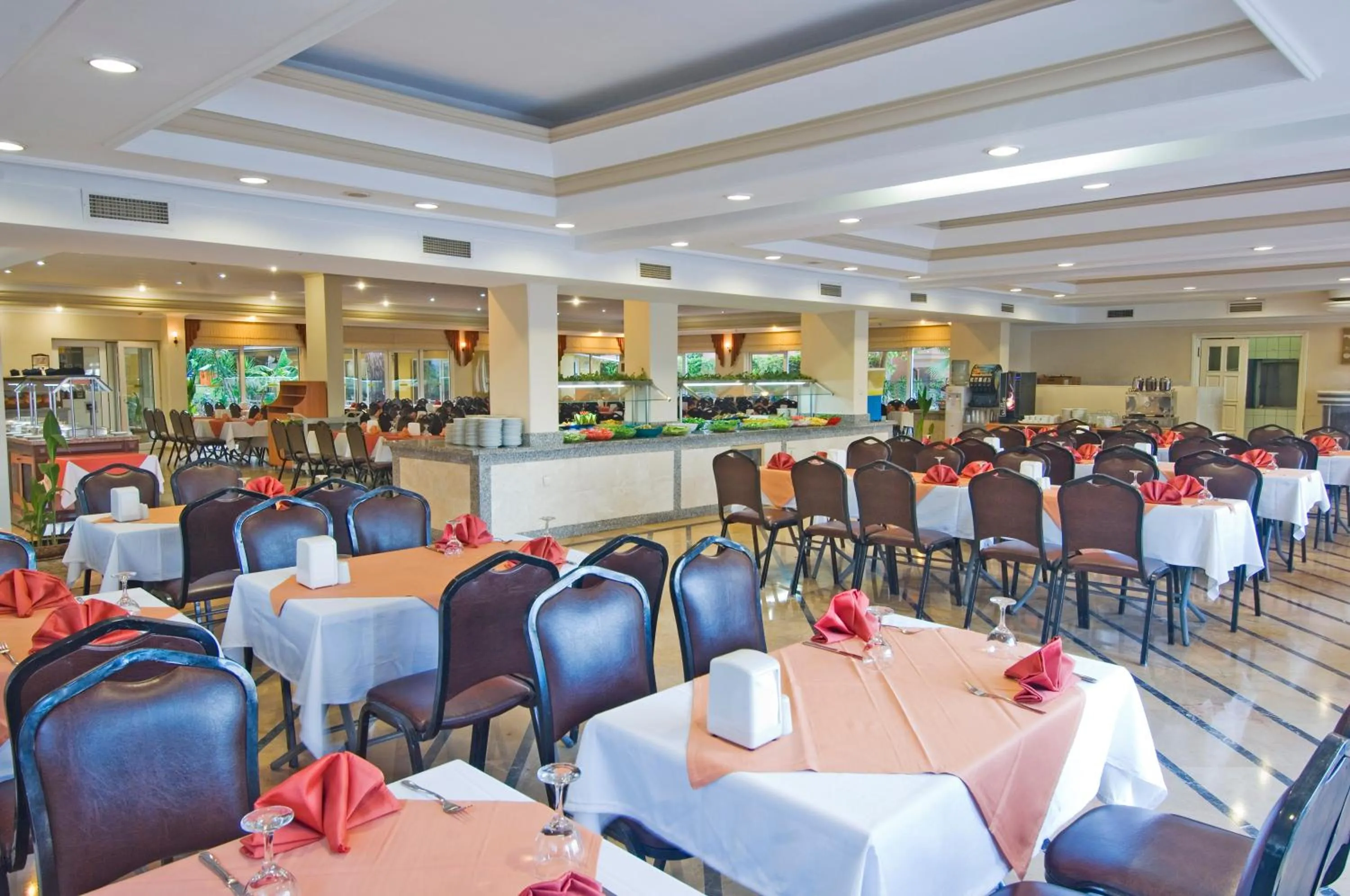 Restaurant/places to eat in Club Hotel Sunbel