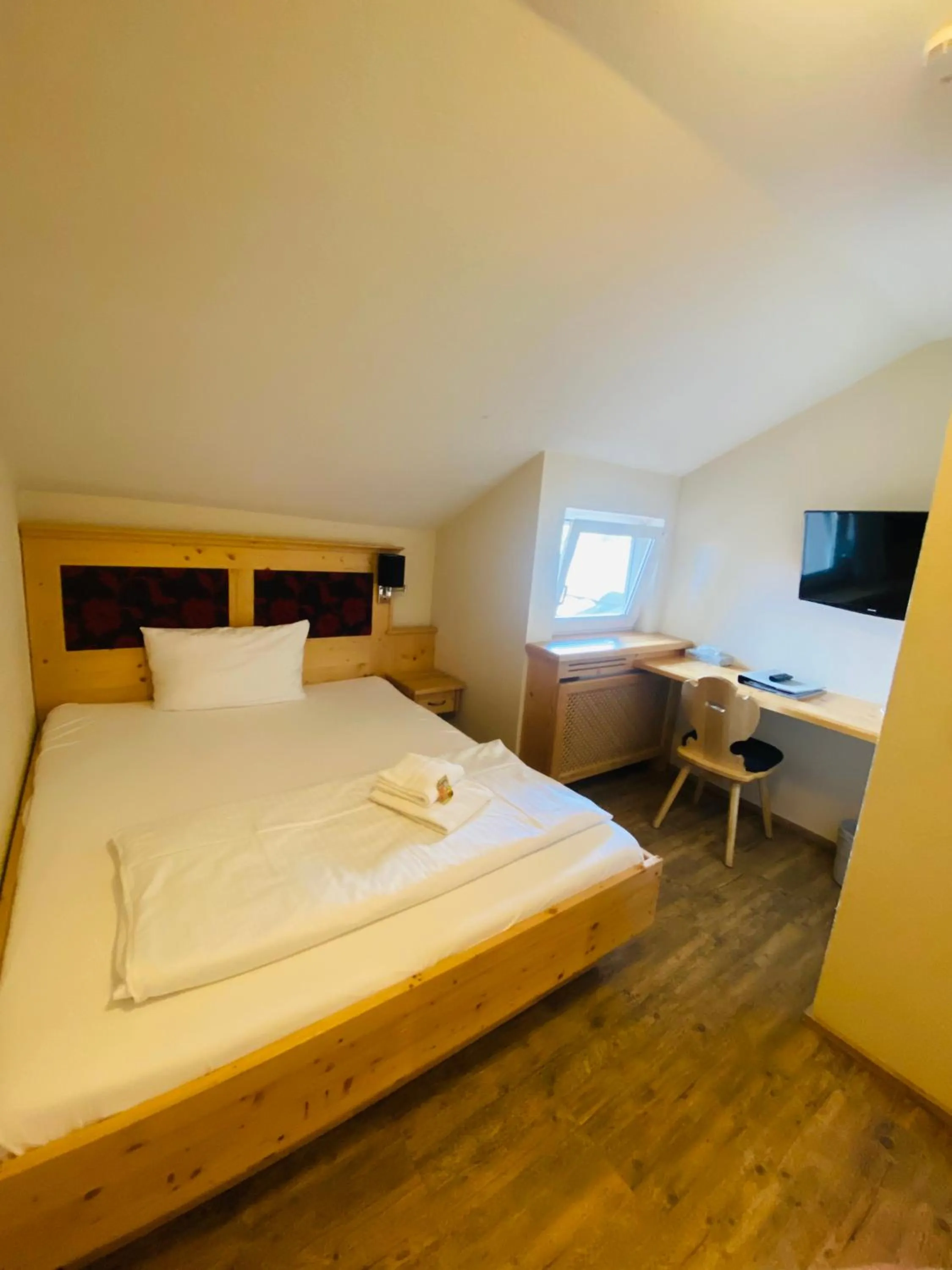 Bedroom, Bed in Gasthaus Elsäßer Hof