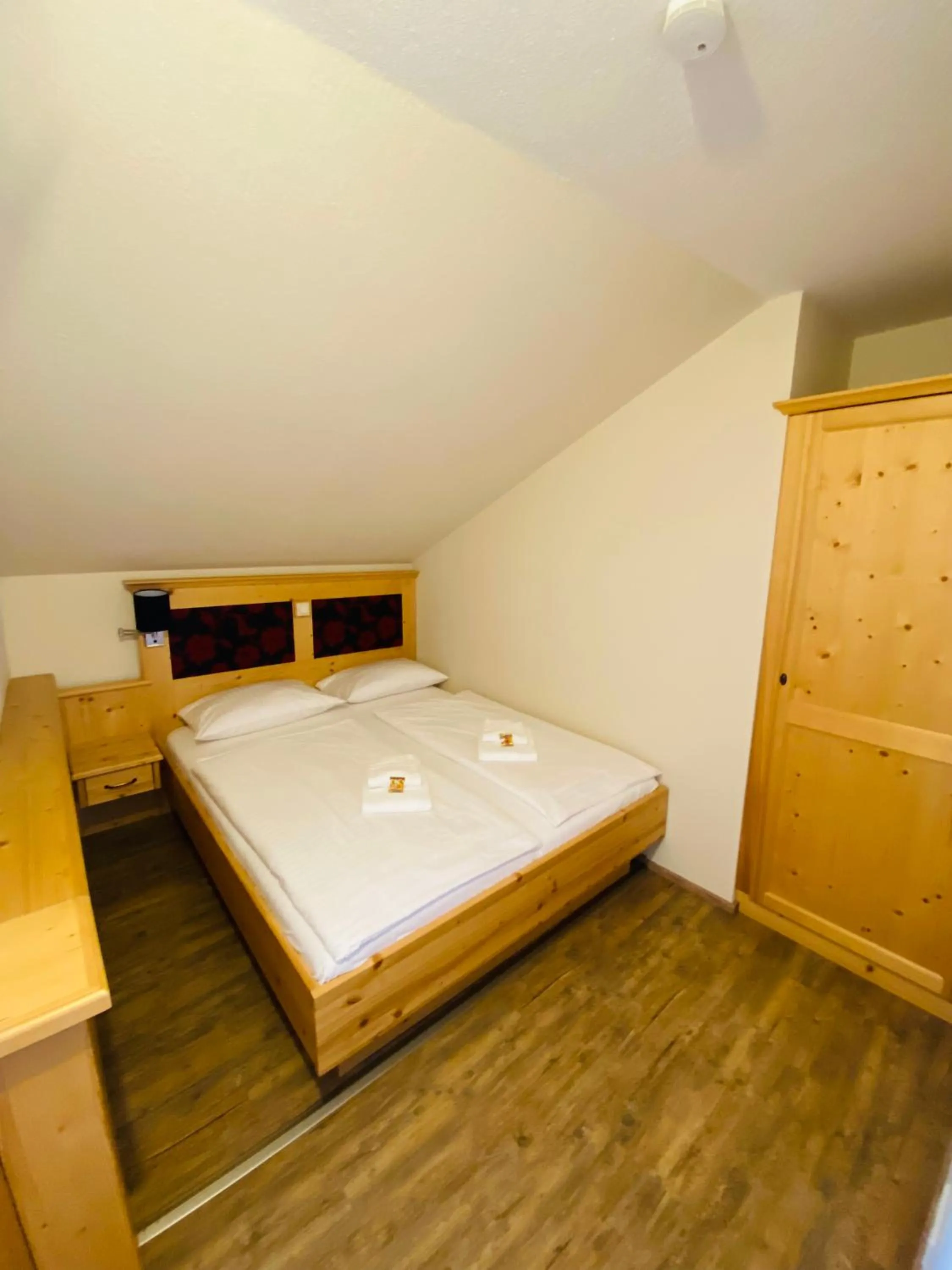 Bedroom, Bed in Gasthaus Elsäßer Hof