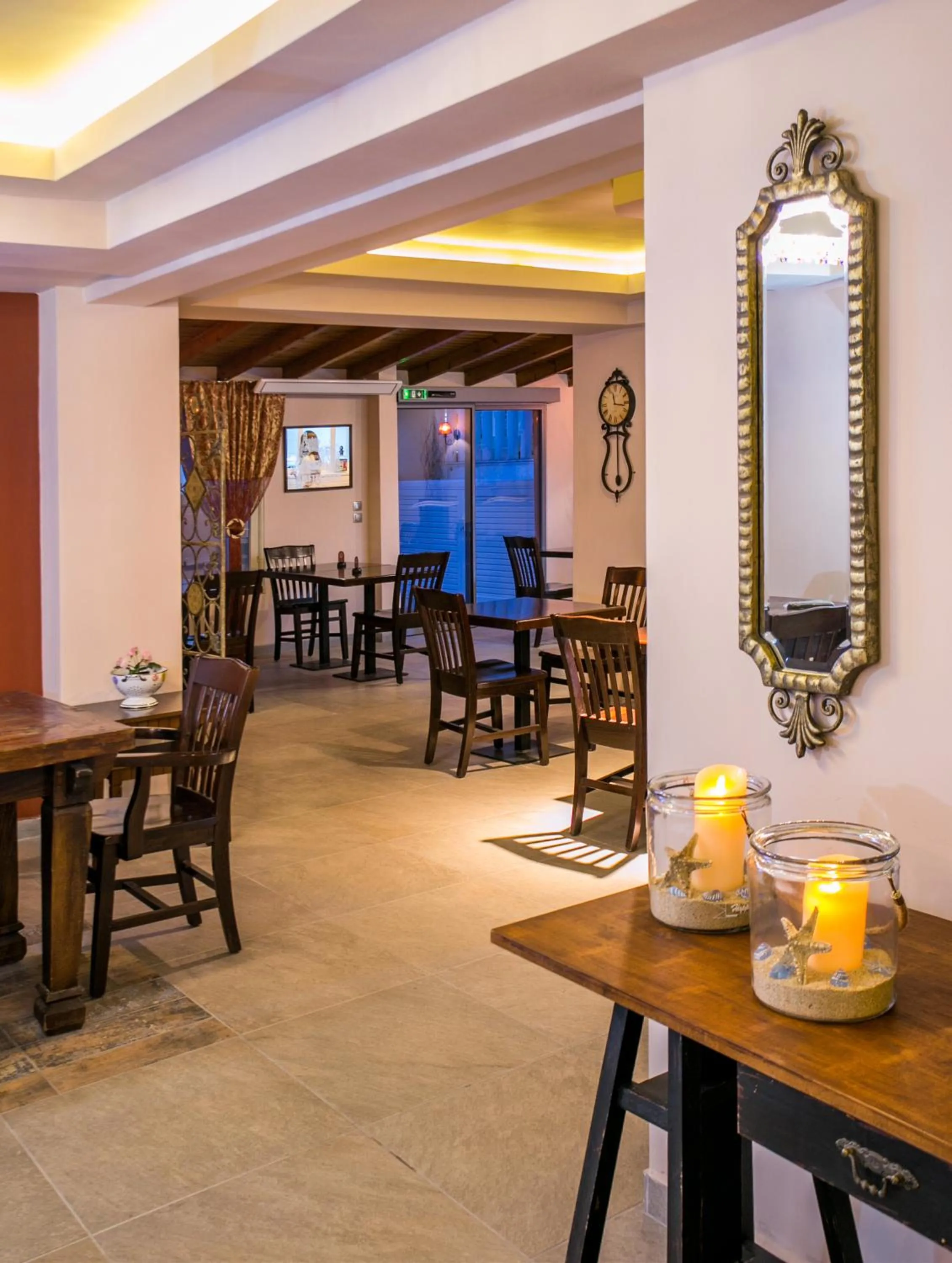 Communal lounge/ TV room in Thalassies