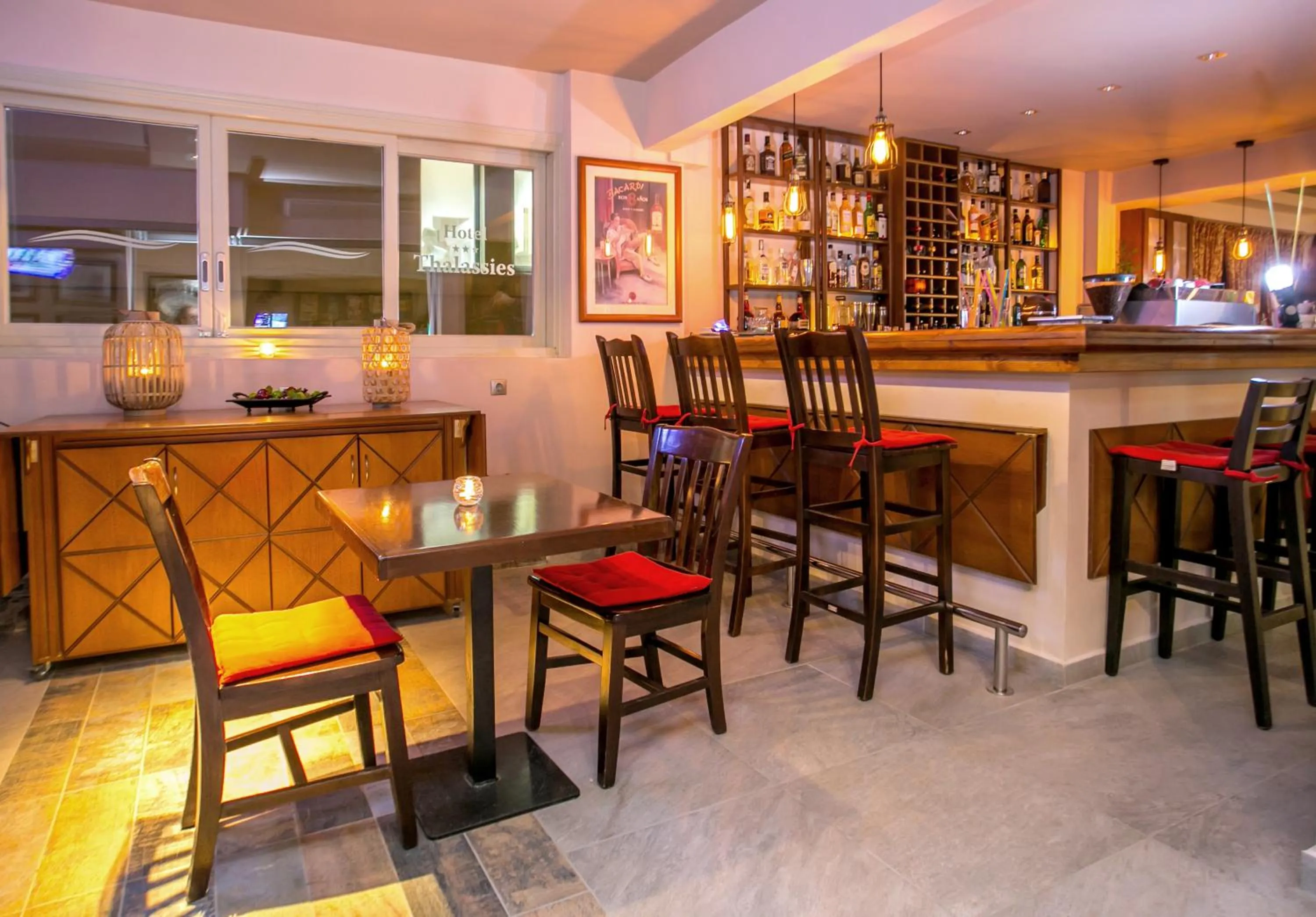 Lounge or bar in Thalassies