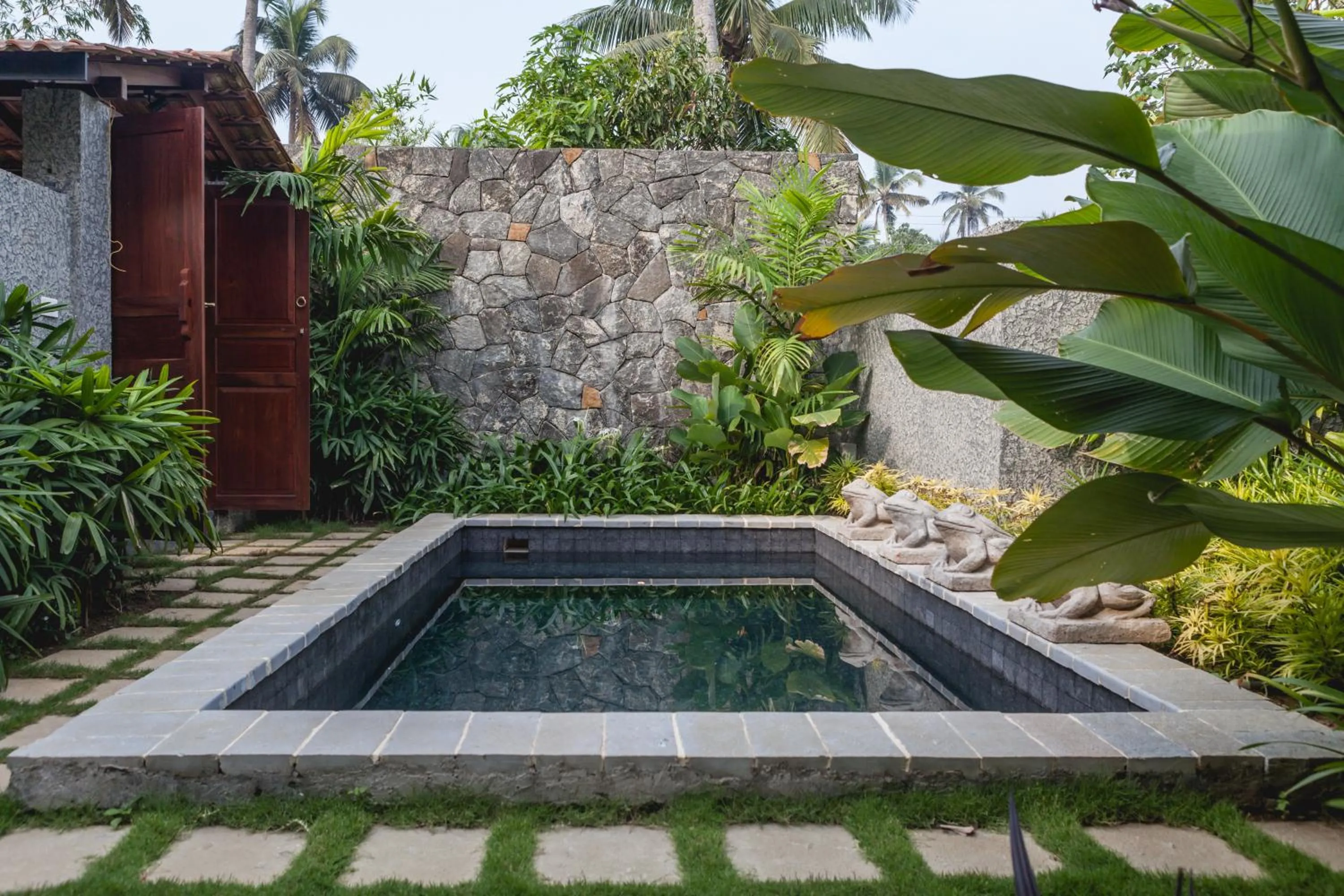 Swimming pool in 976 Panangad