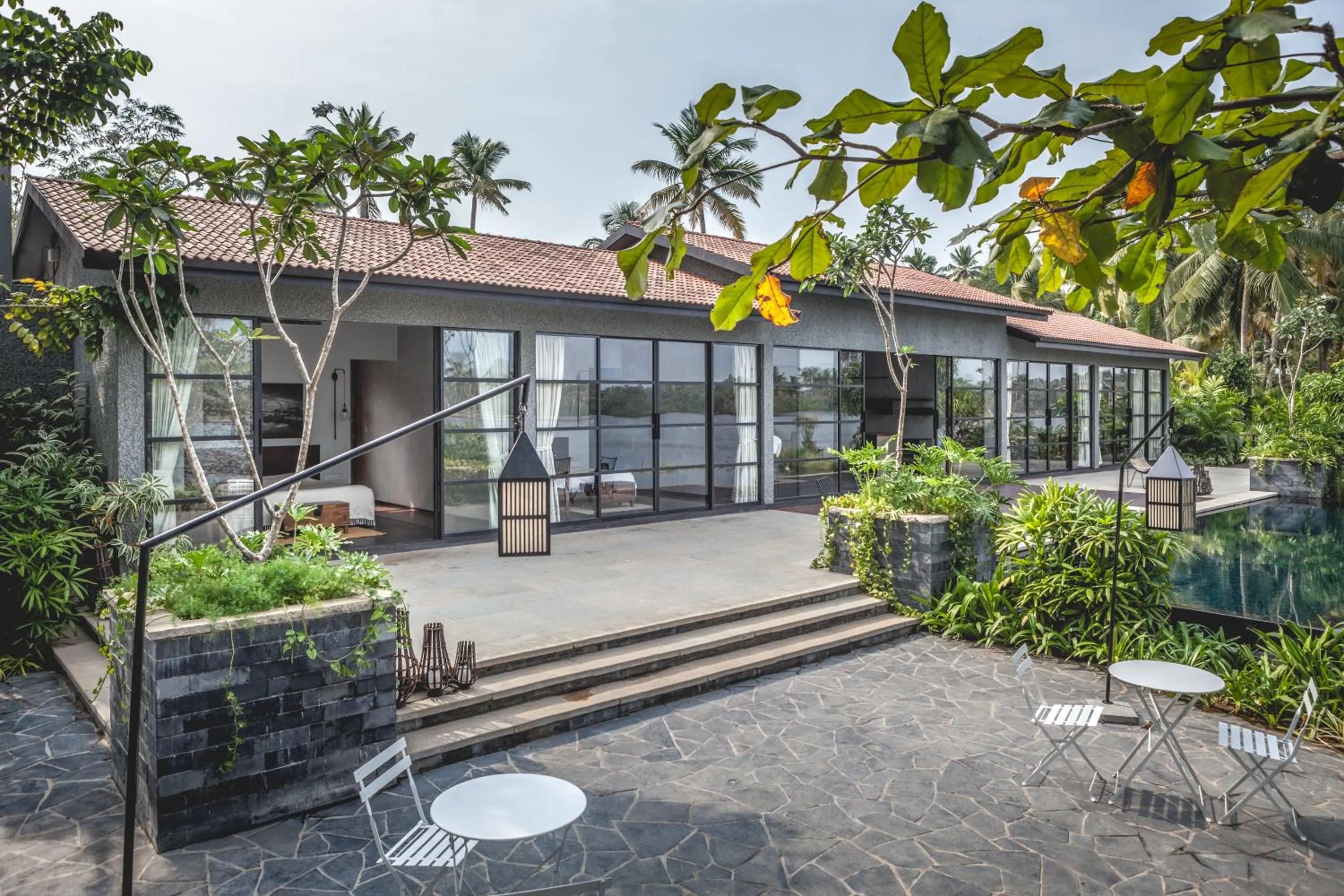 Property building in 976 Panangad