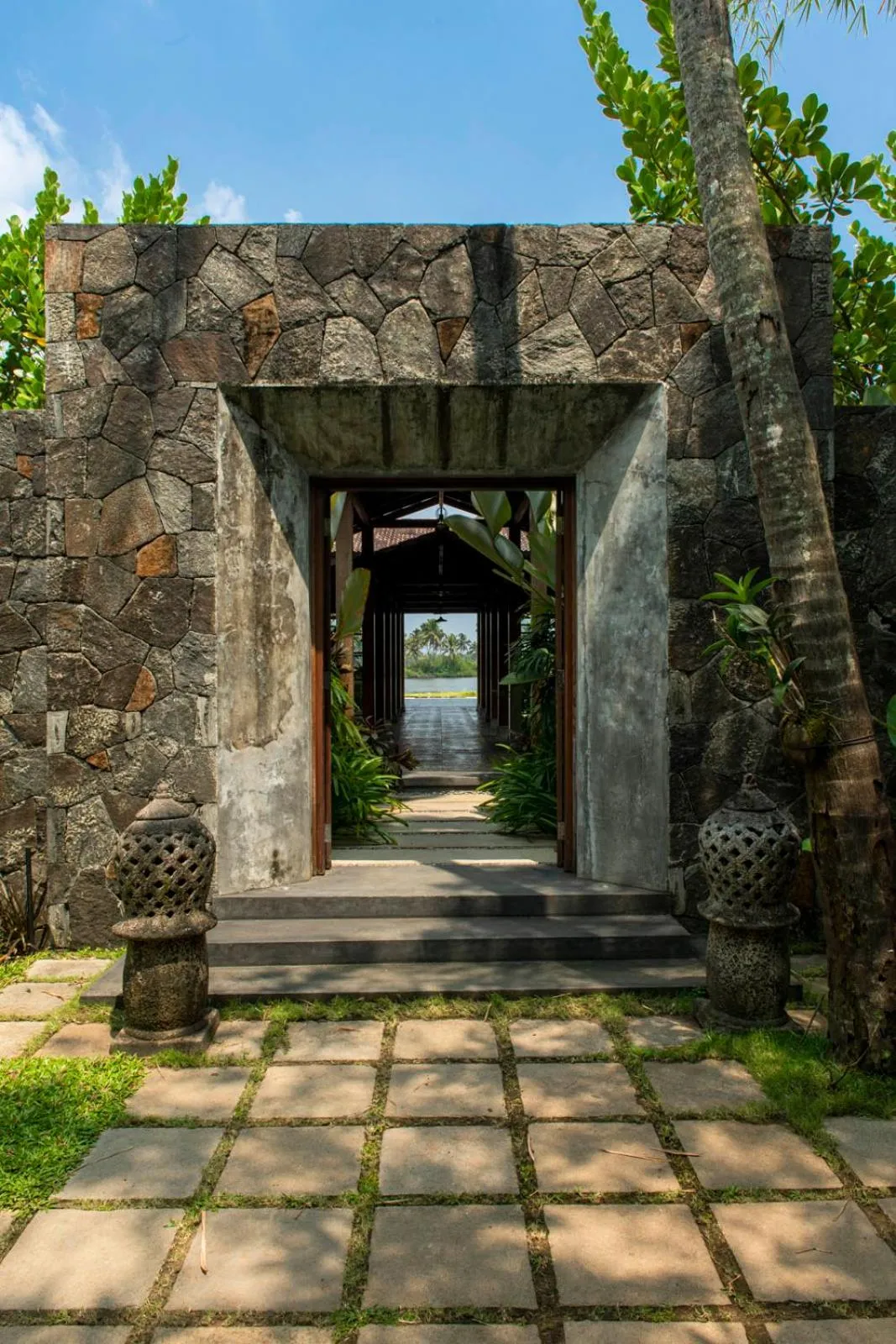 Facade/entrance in 976 Panangad