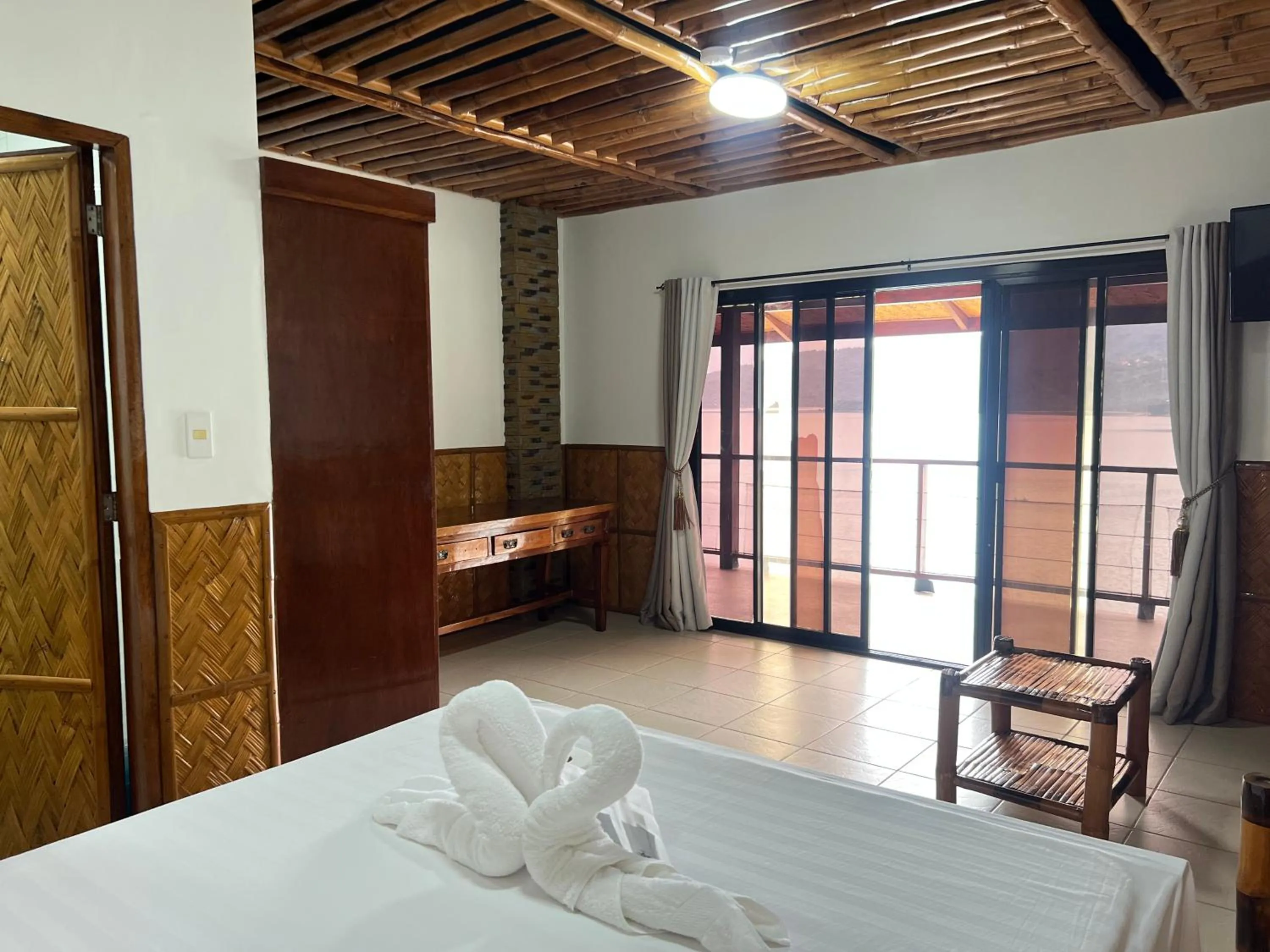 Bed in Villa de Pico Highland Beach Resort