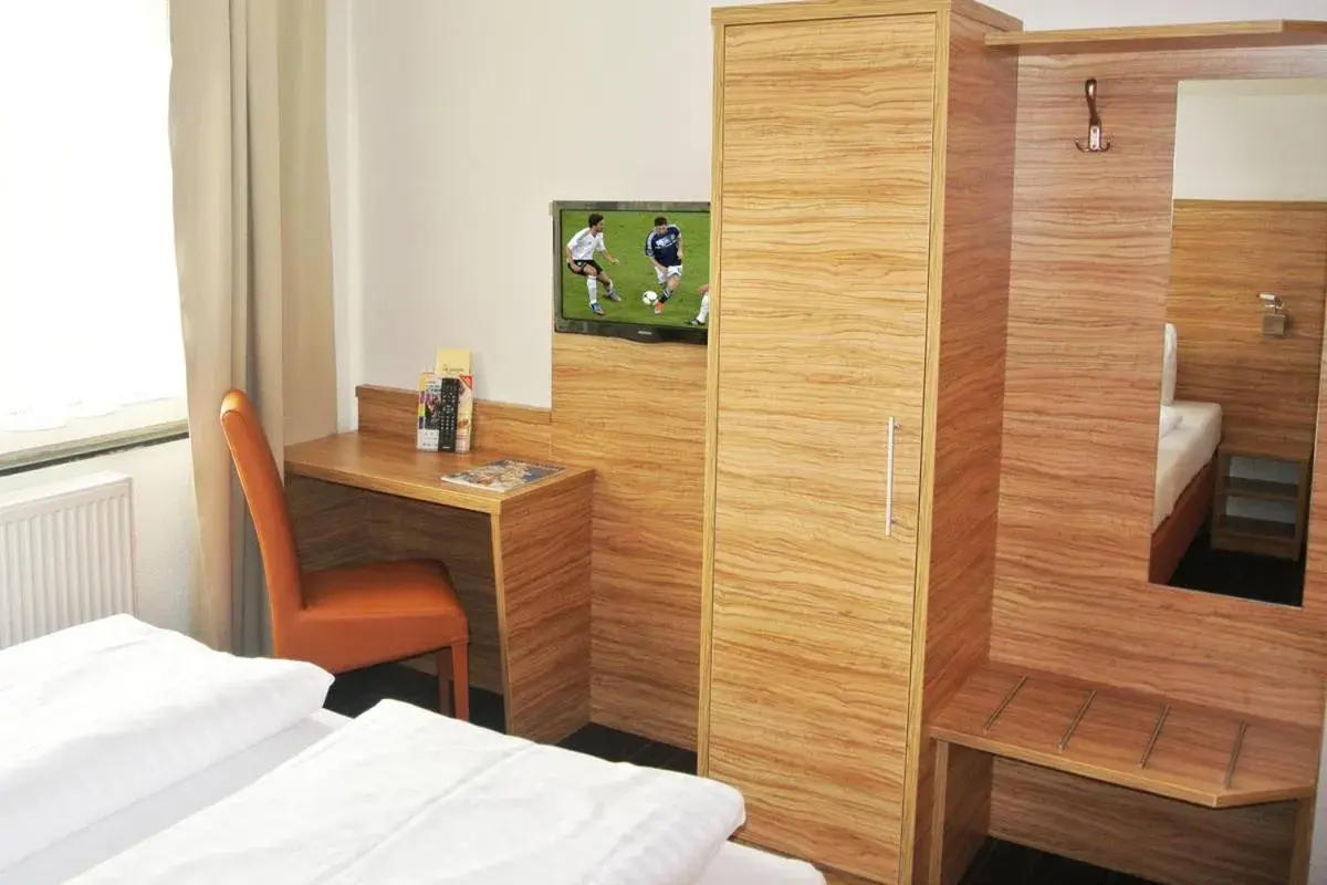 Budget Twin Room in Hotel Art-Ambiente Budget Twin Room in Hotel Art-Ambiente