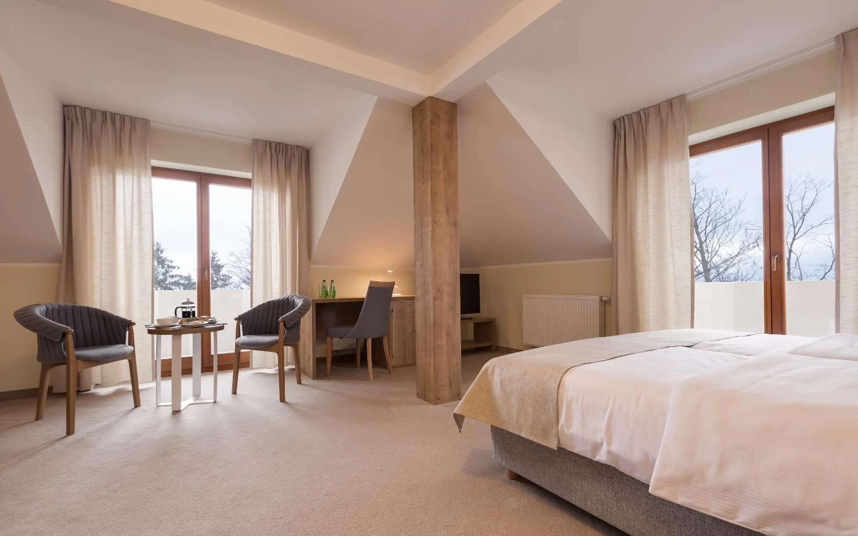 Seating area, Bed in Zamek Księża Góra