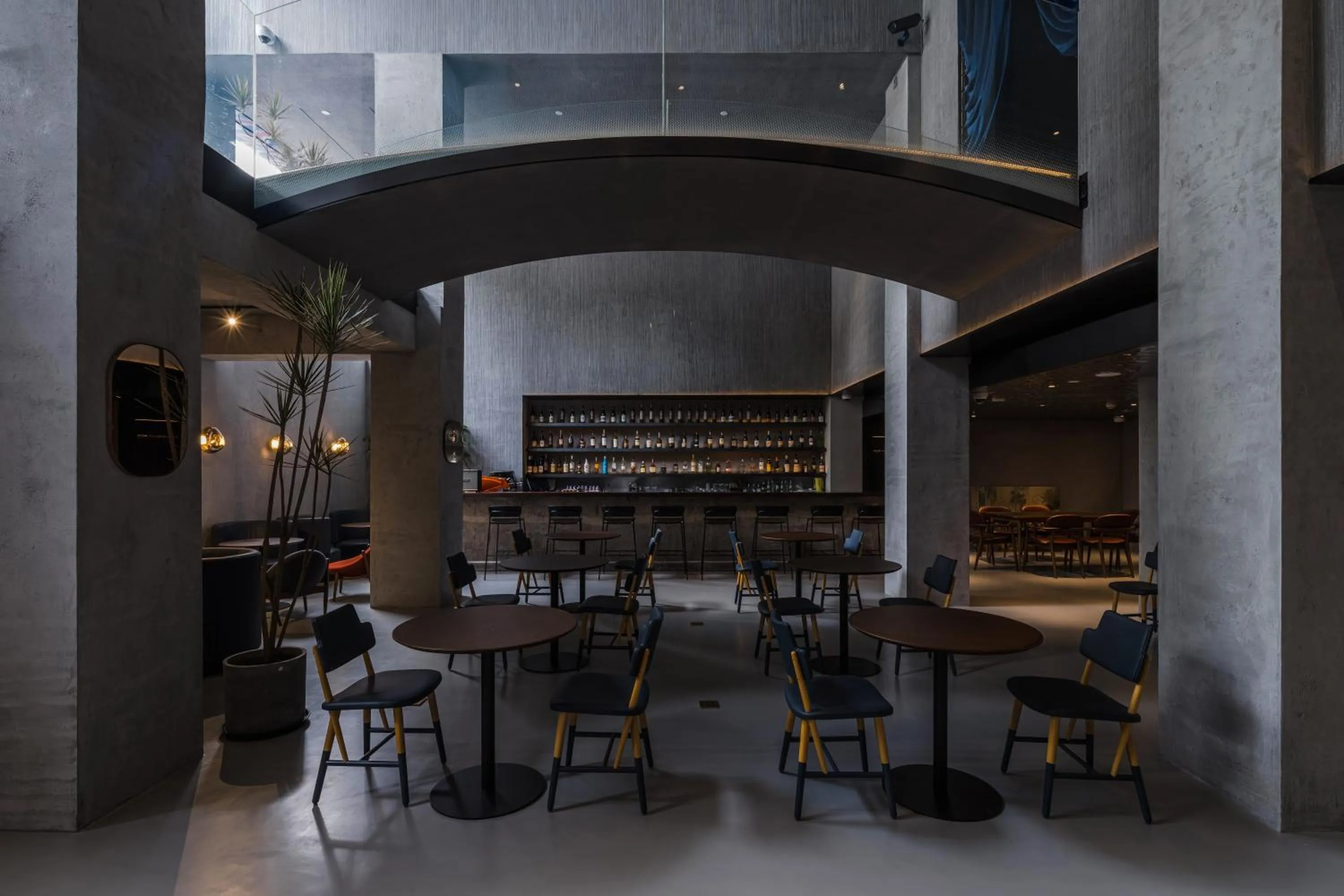 Restaurant/places to eat in Neobridge Hotel