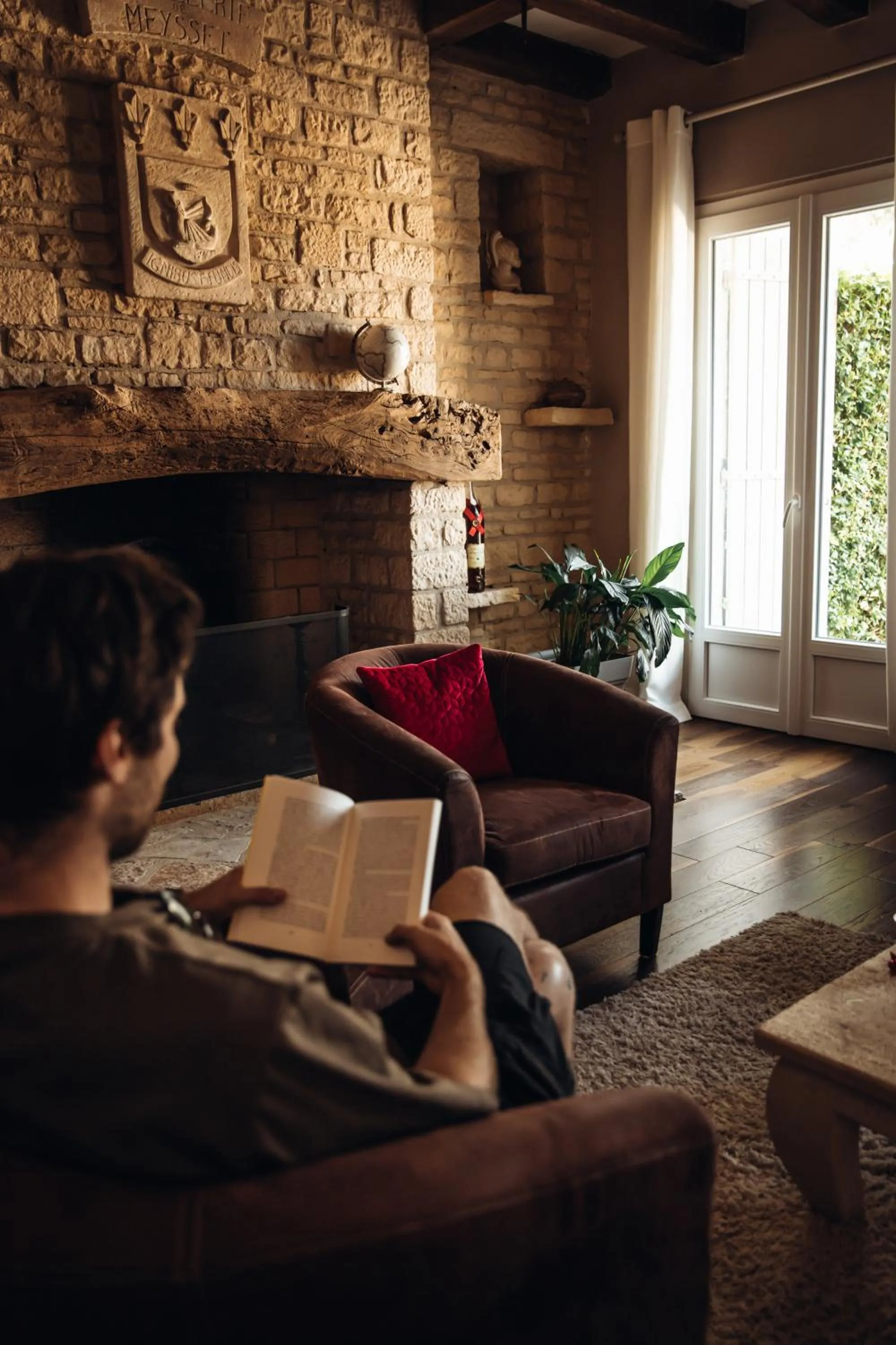 Library in Hôtel & restaurant Le Meysset