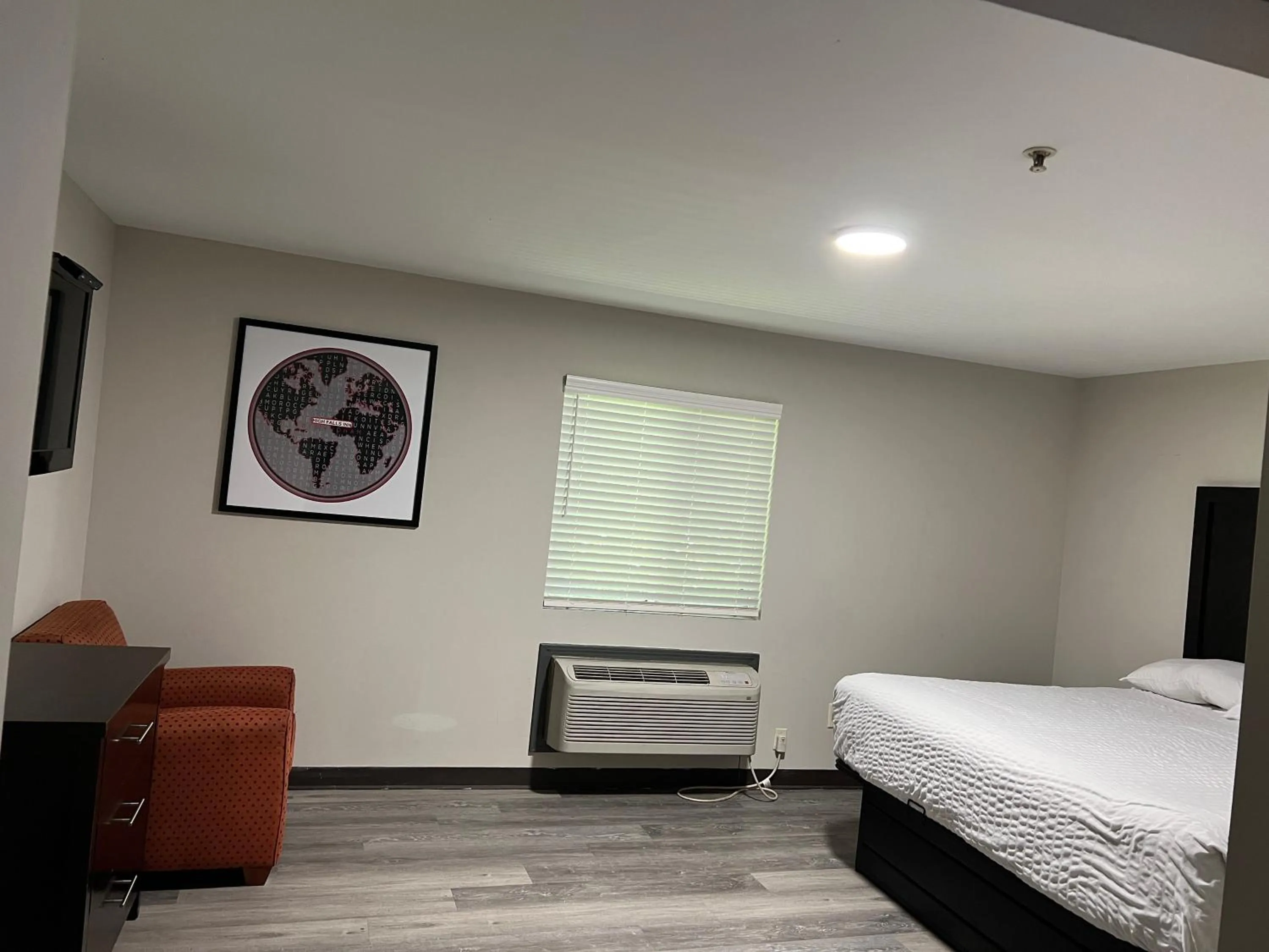 Photo of the whole room, Bed in High Falls Inn & Suites