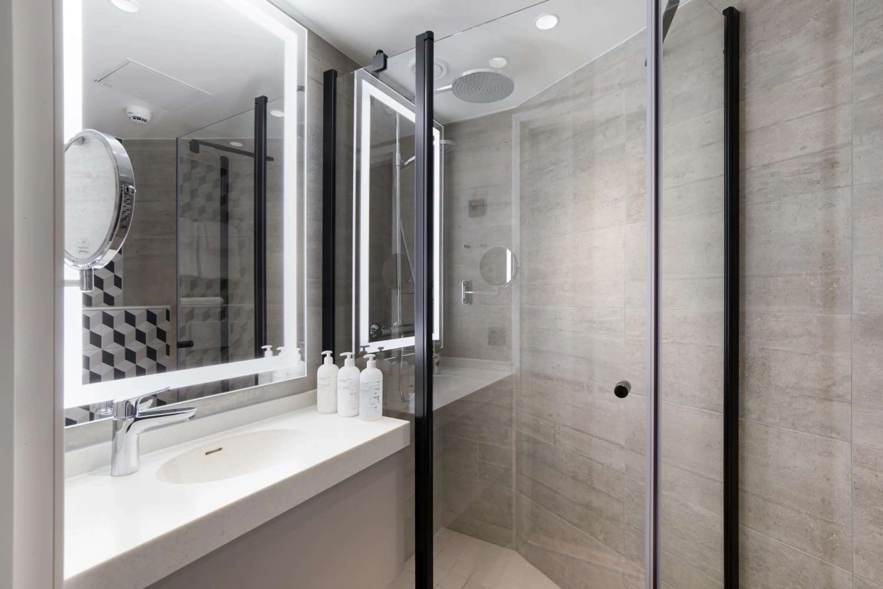 Shower in Original Sokos Hotel Vantaa