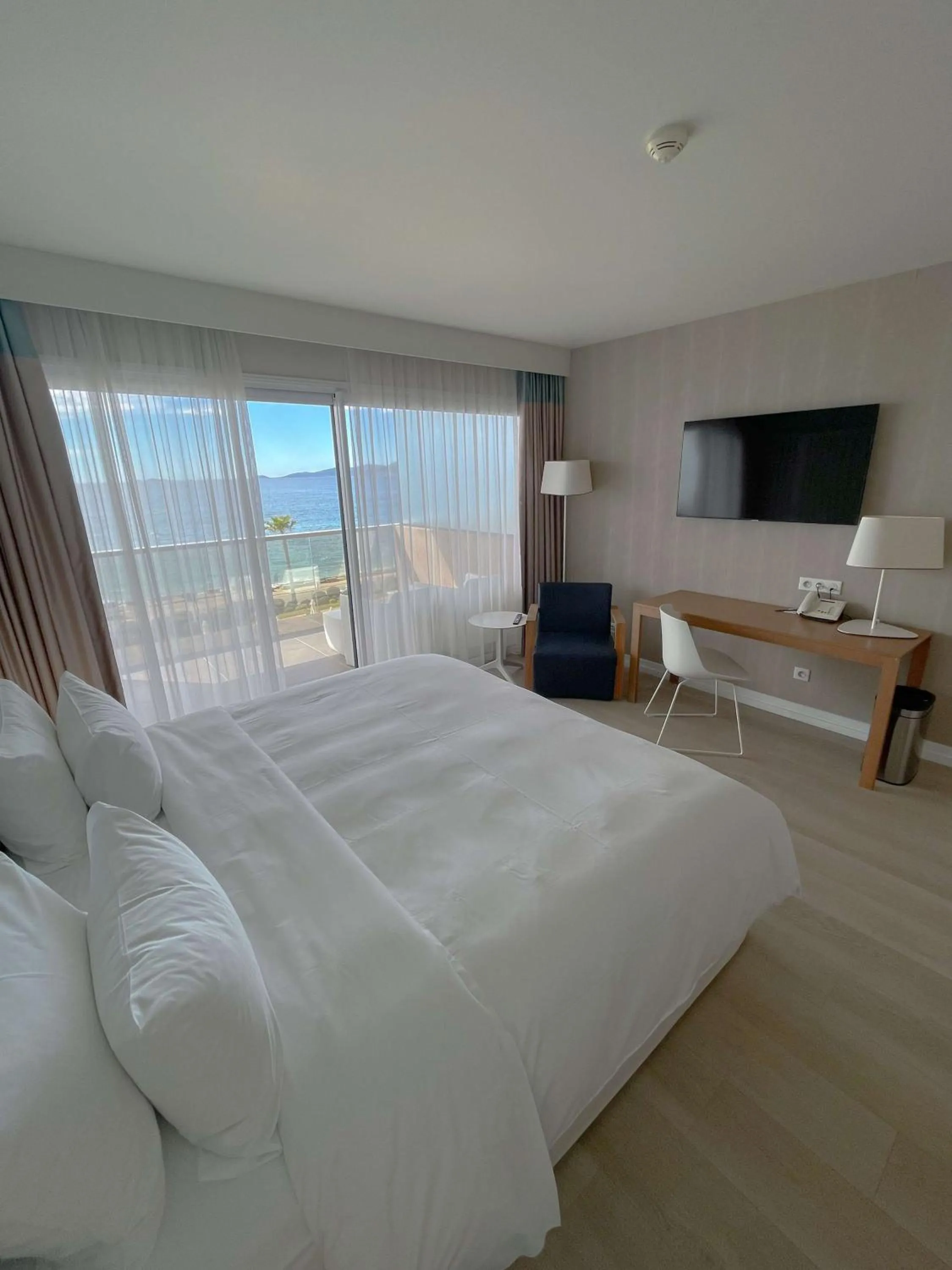 Bedroom, Bed in Radisson Blu Resort & Spa, Ajaccio Bay