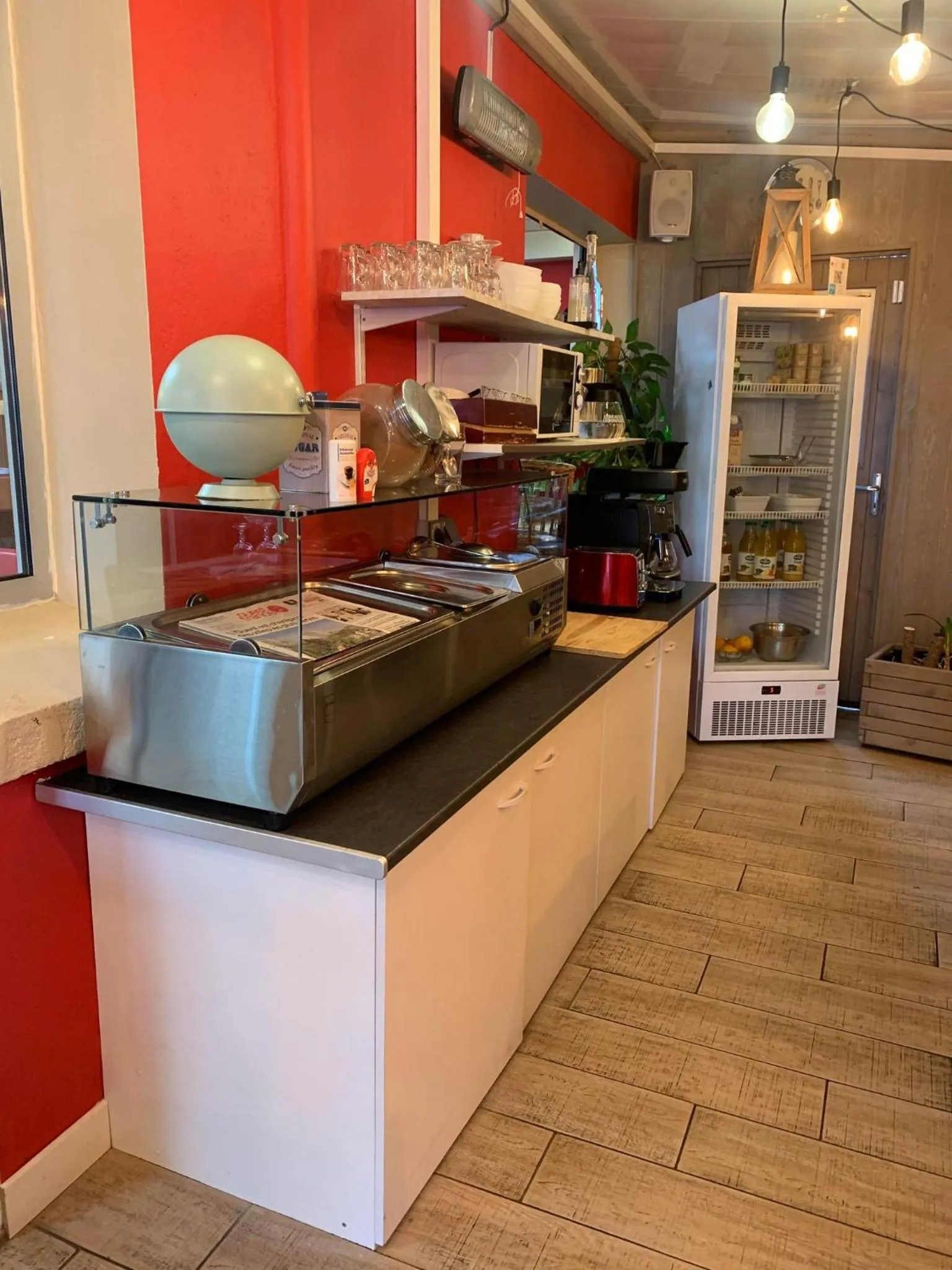 Coffee/tea facilities in Au Petit Bonheur