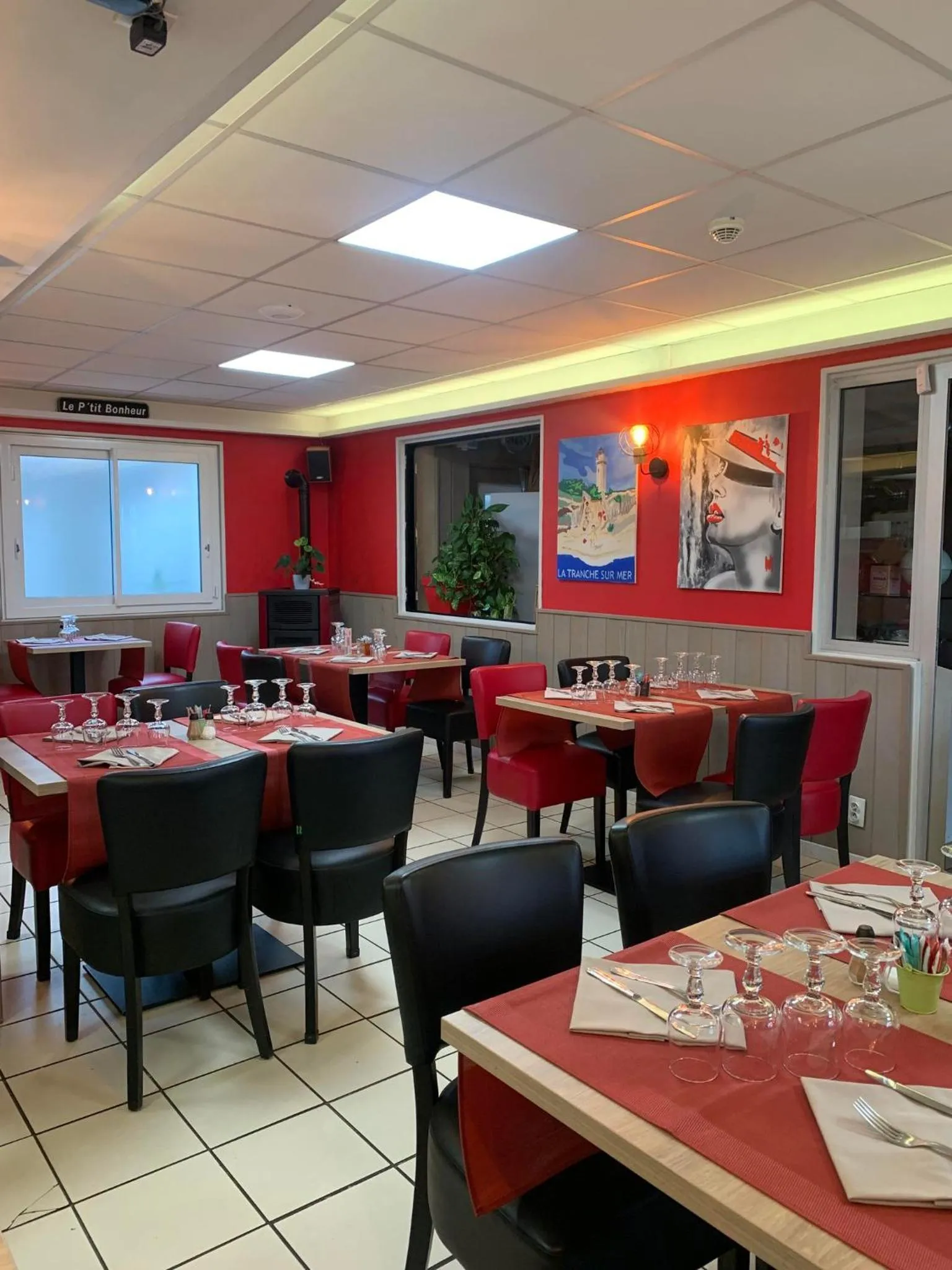 Restaurant/places to eat in Au Petit Bonheur