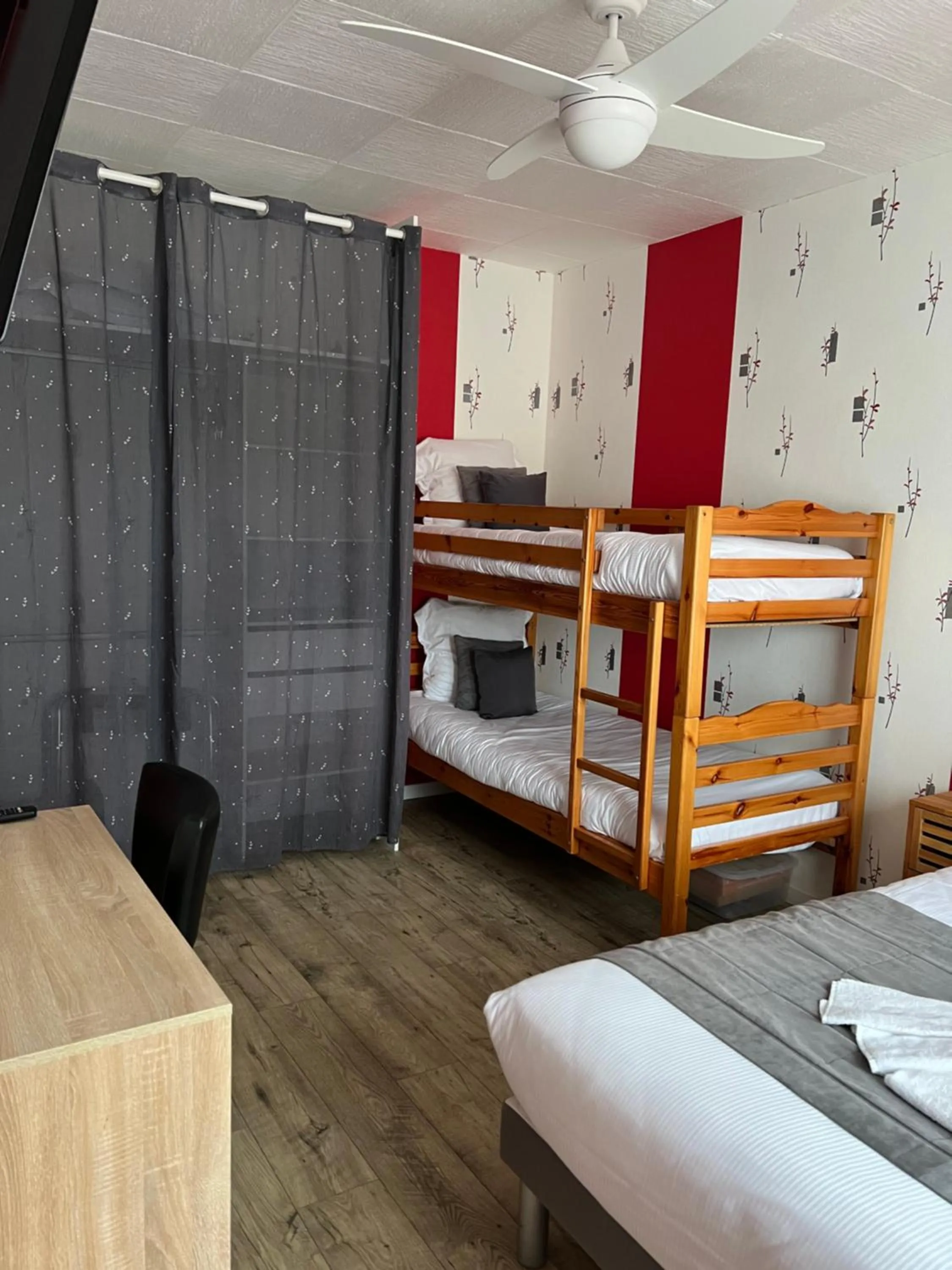 Photo of the whole room, Bed in Au Petit Bonheur