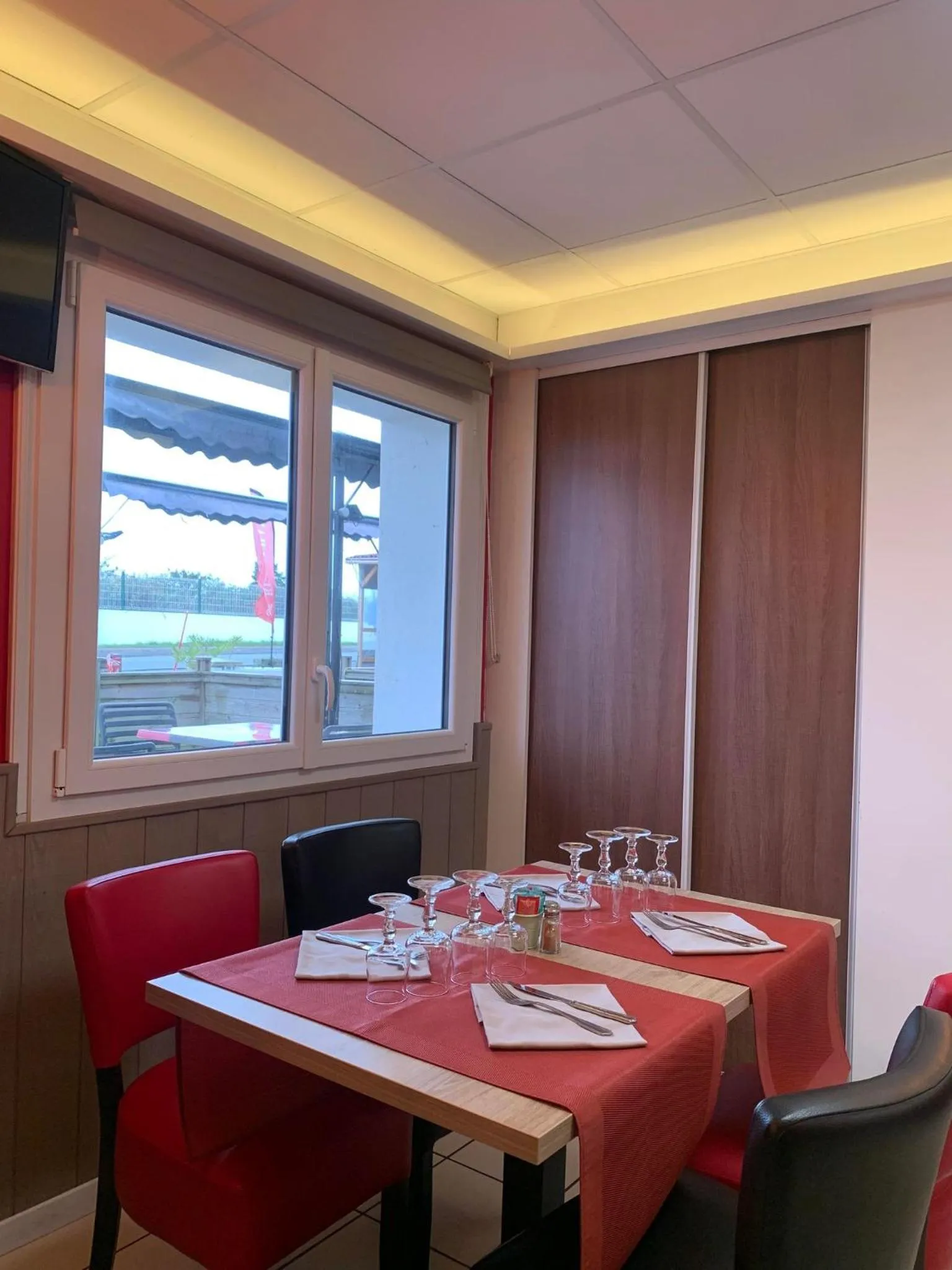 Restaurant/places to eat in Au Petit Bonheur