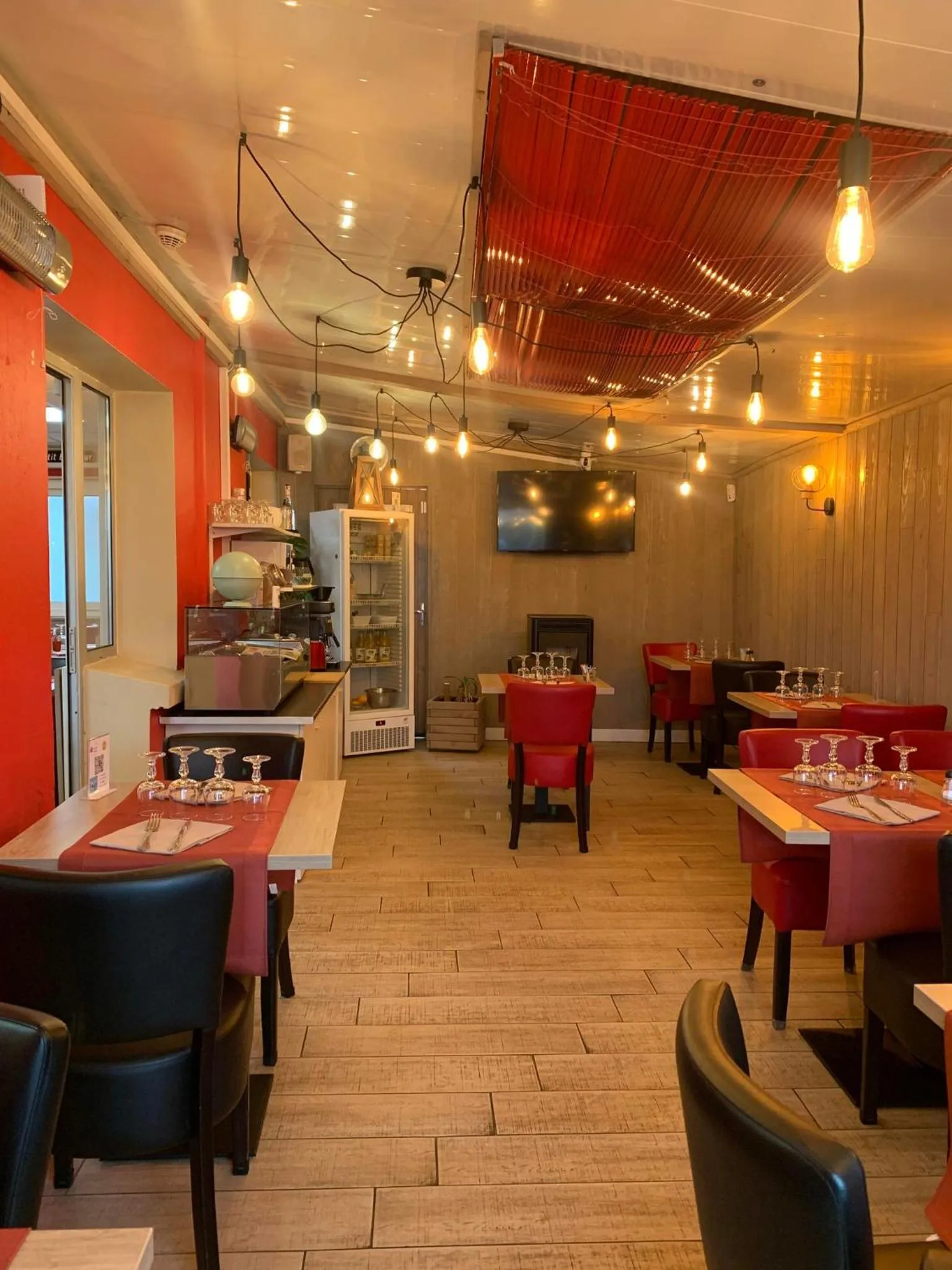 Restaurant/places to eat in Au Petit Bonheur