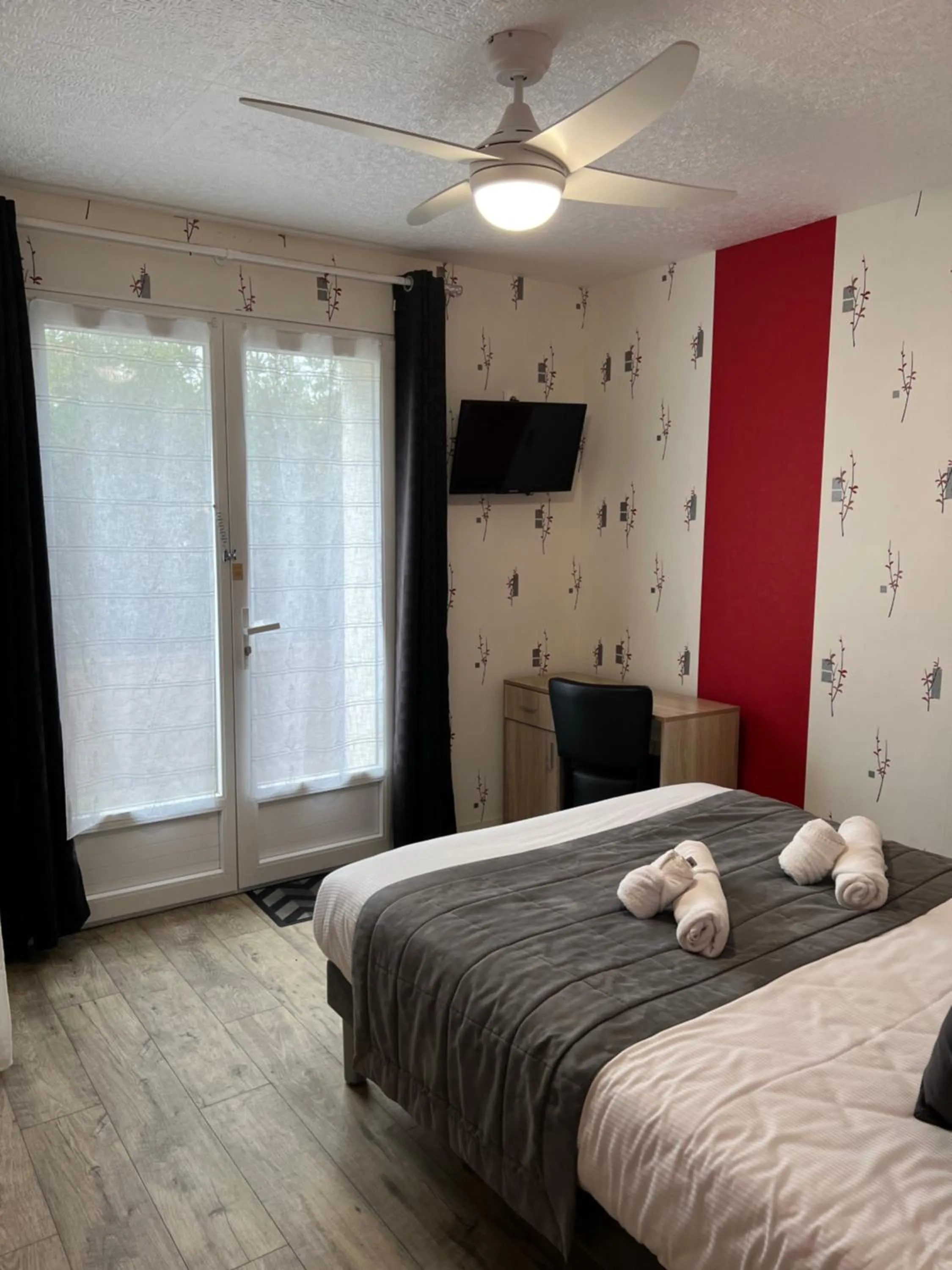 Photo of the whole room, Bed in Au Petit Bonheur