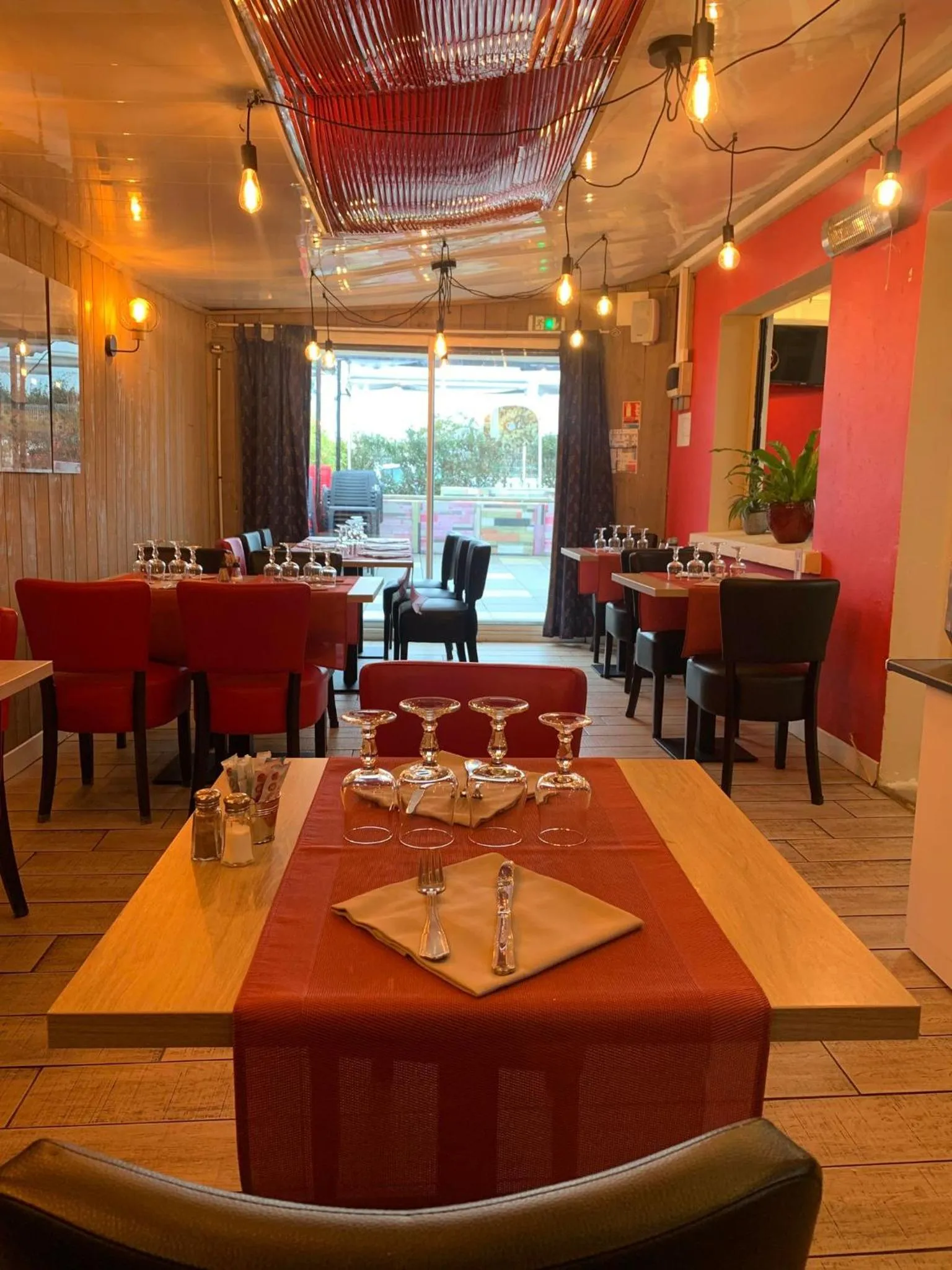 Restaurant/places to eat in Au Petit Bonheur