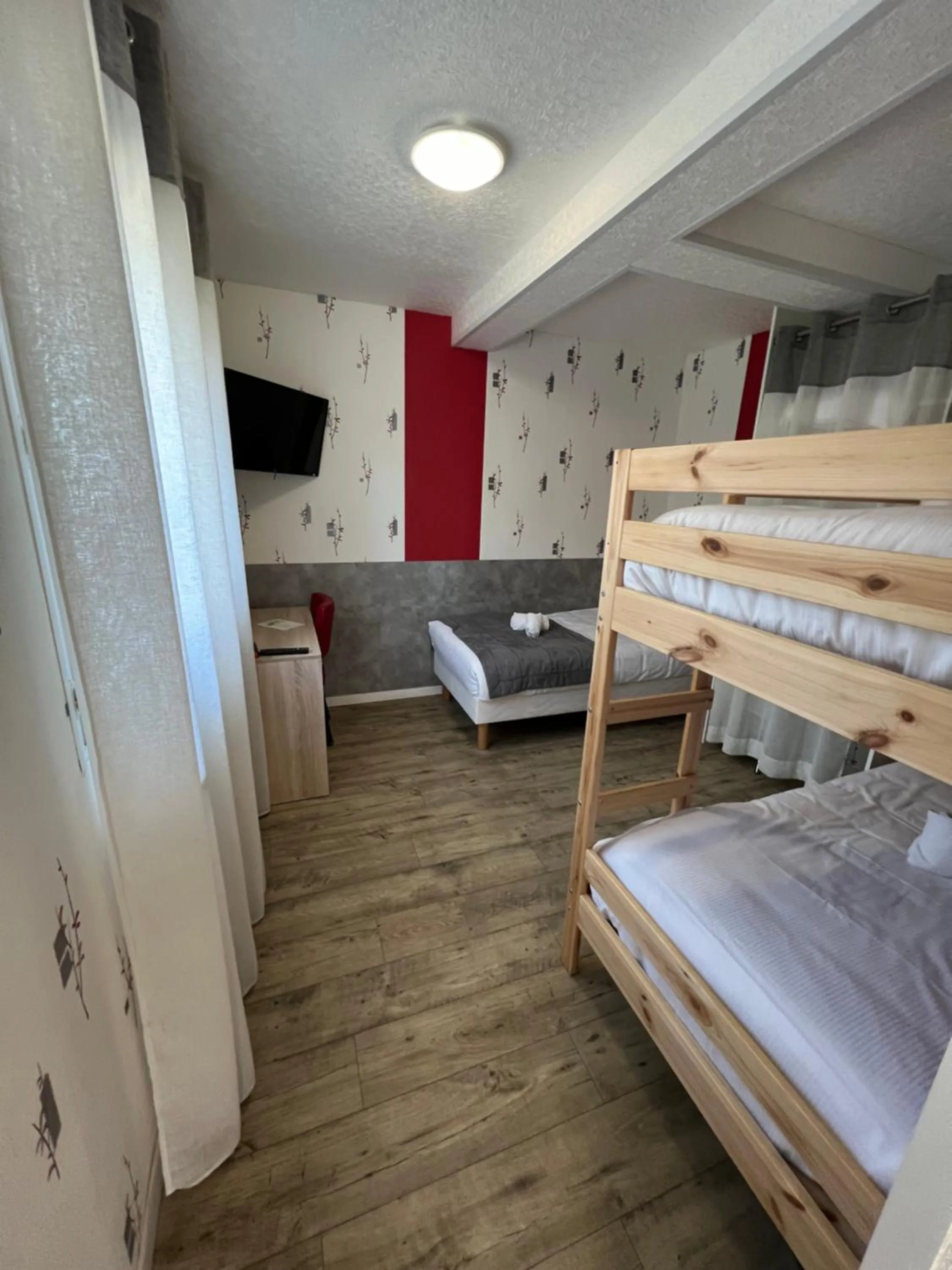 Photo of the whole room, Bed in Au Petit Bonheur