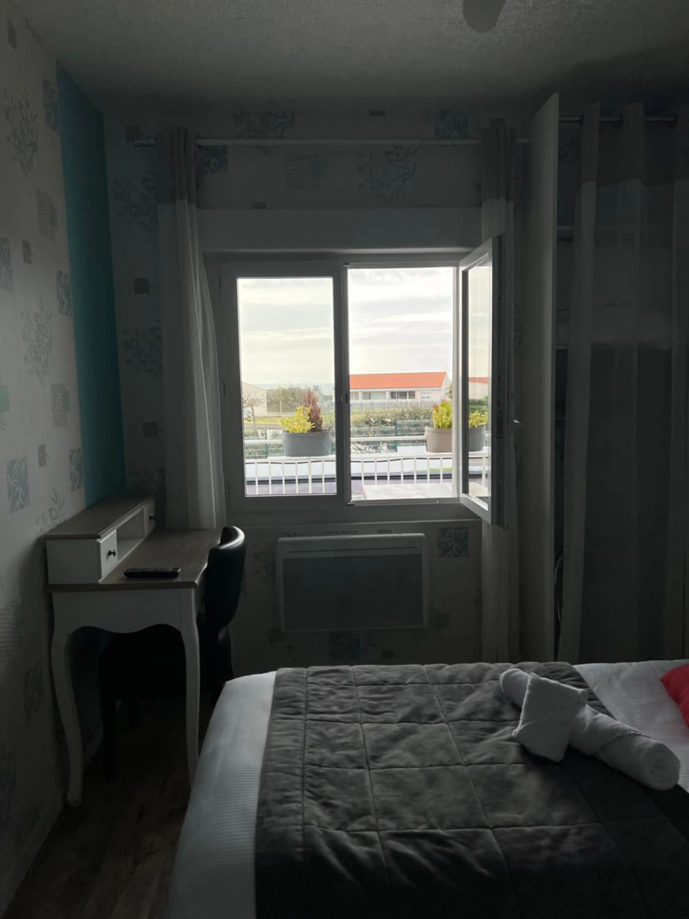 Photo of the whole room, Bed in Au Petit Bonheur