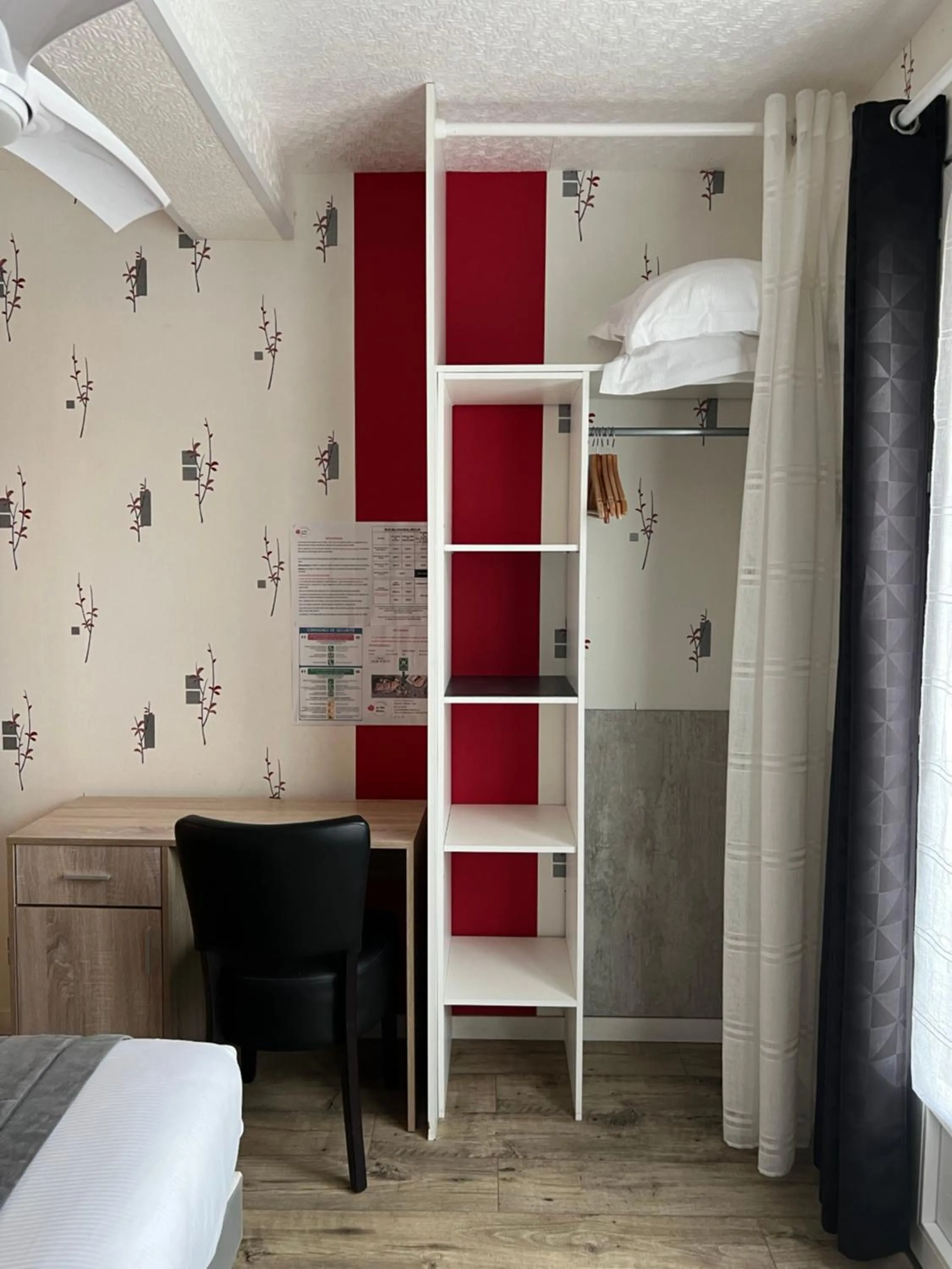 Photo of the whole room, Bed in Au Petit Bonheur