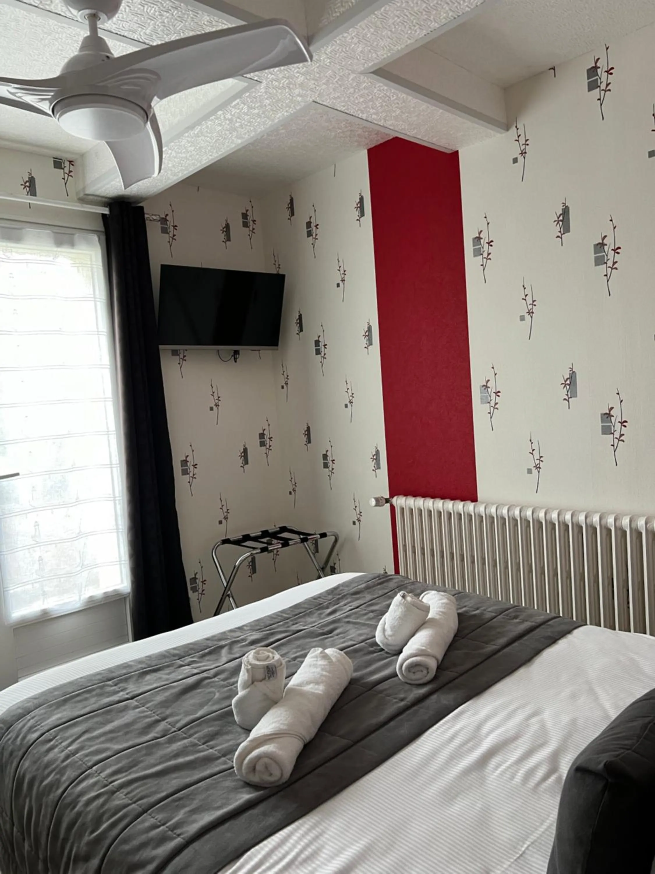 Photo of the whole room, Bed in Au Petit Bonheur