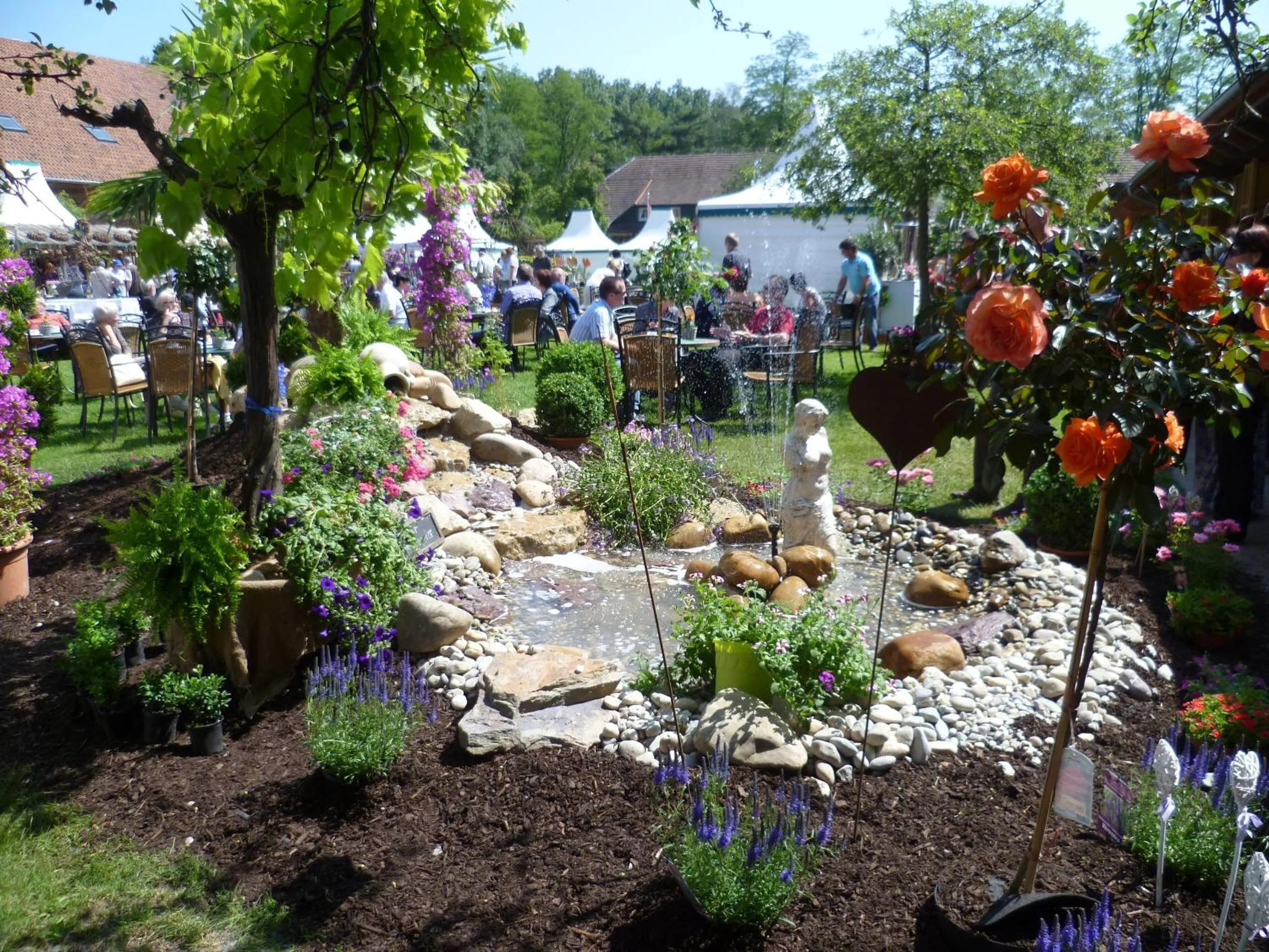 group of guests in Heidehotel Herrenbrücke