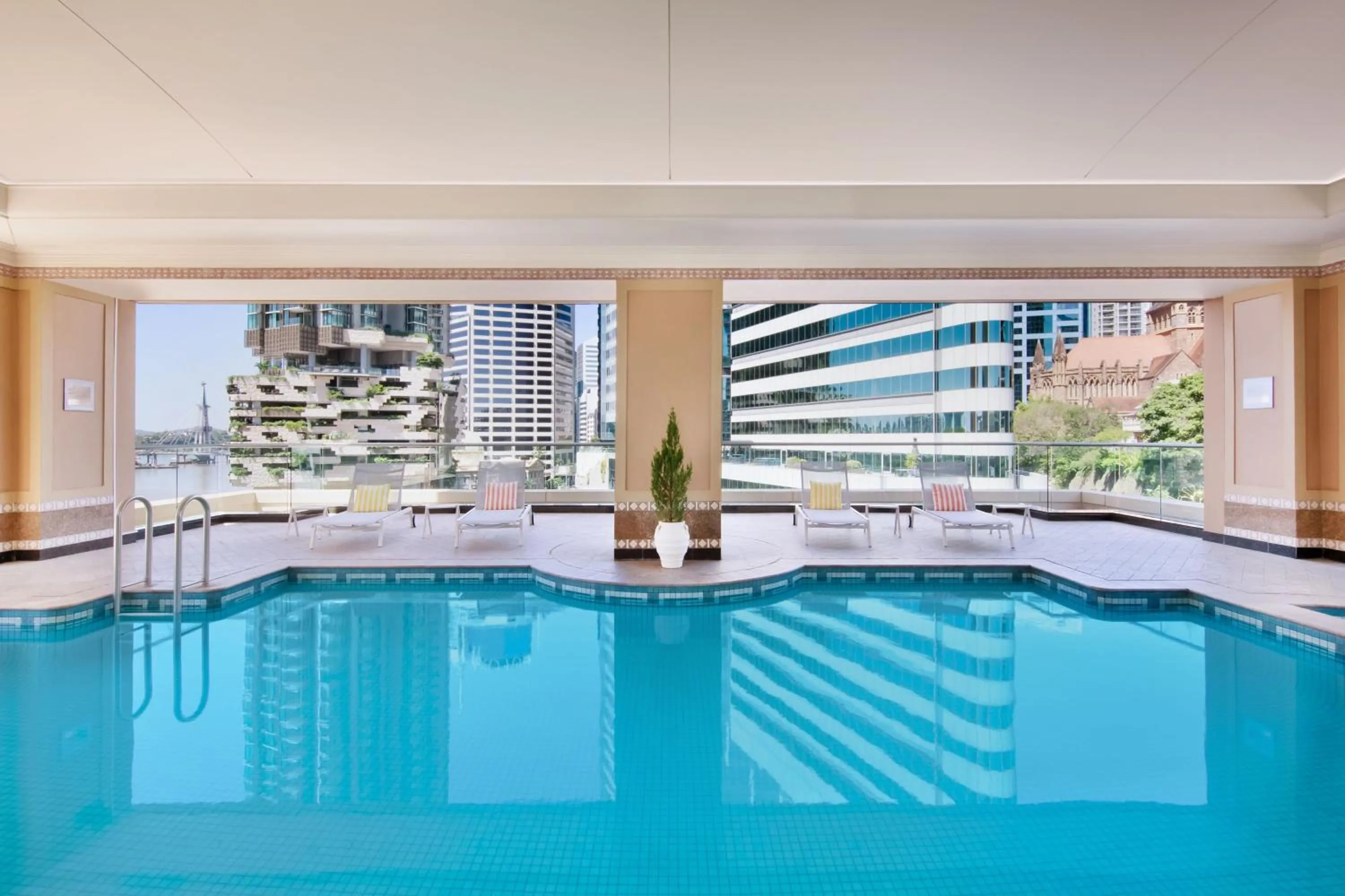 Swimming pool in Brisbane Marriott Hotel