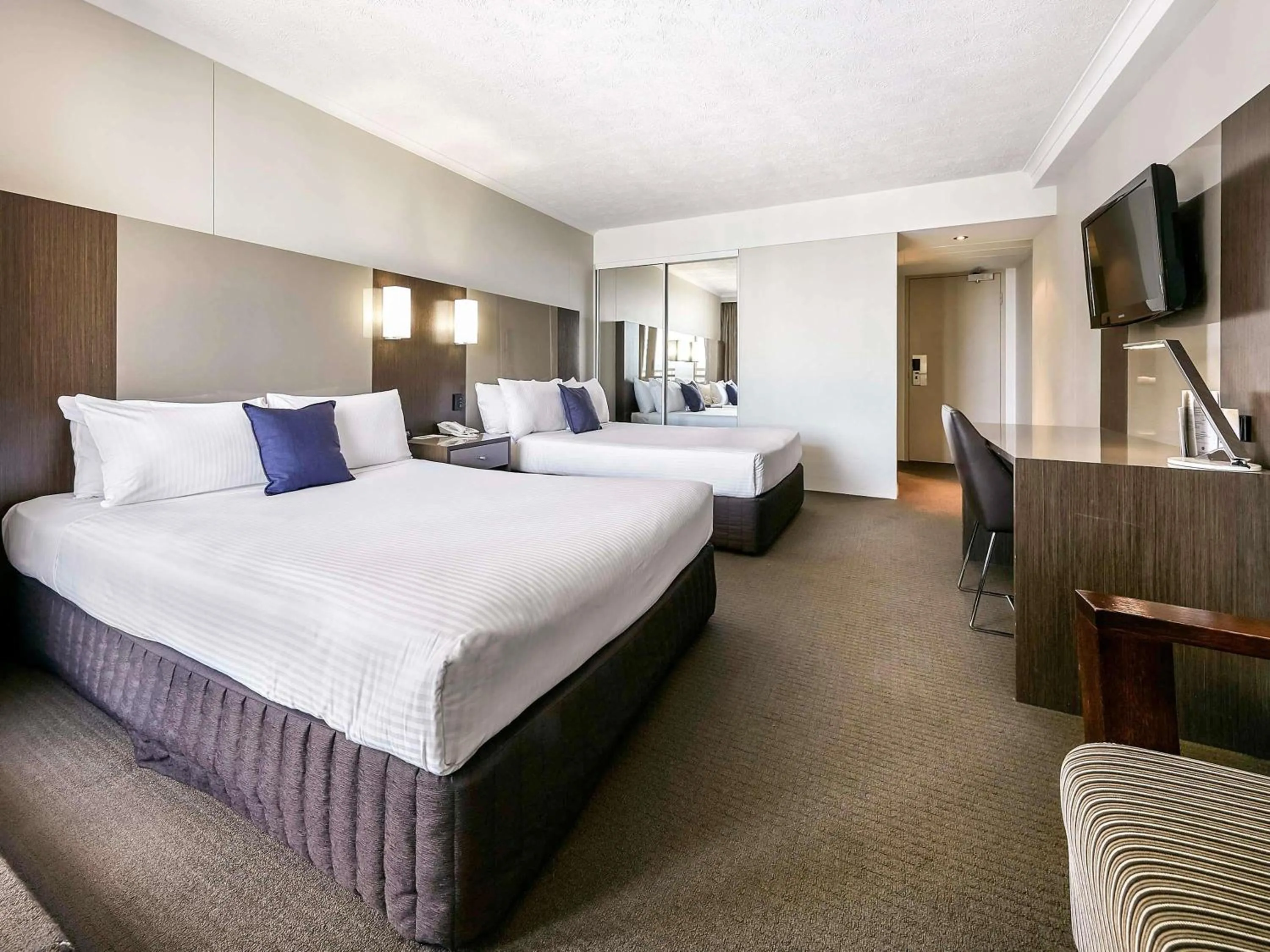 Bedroom, Bed in Novotel Surfers Paradise