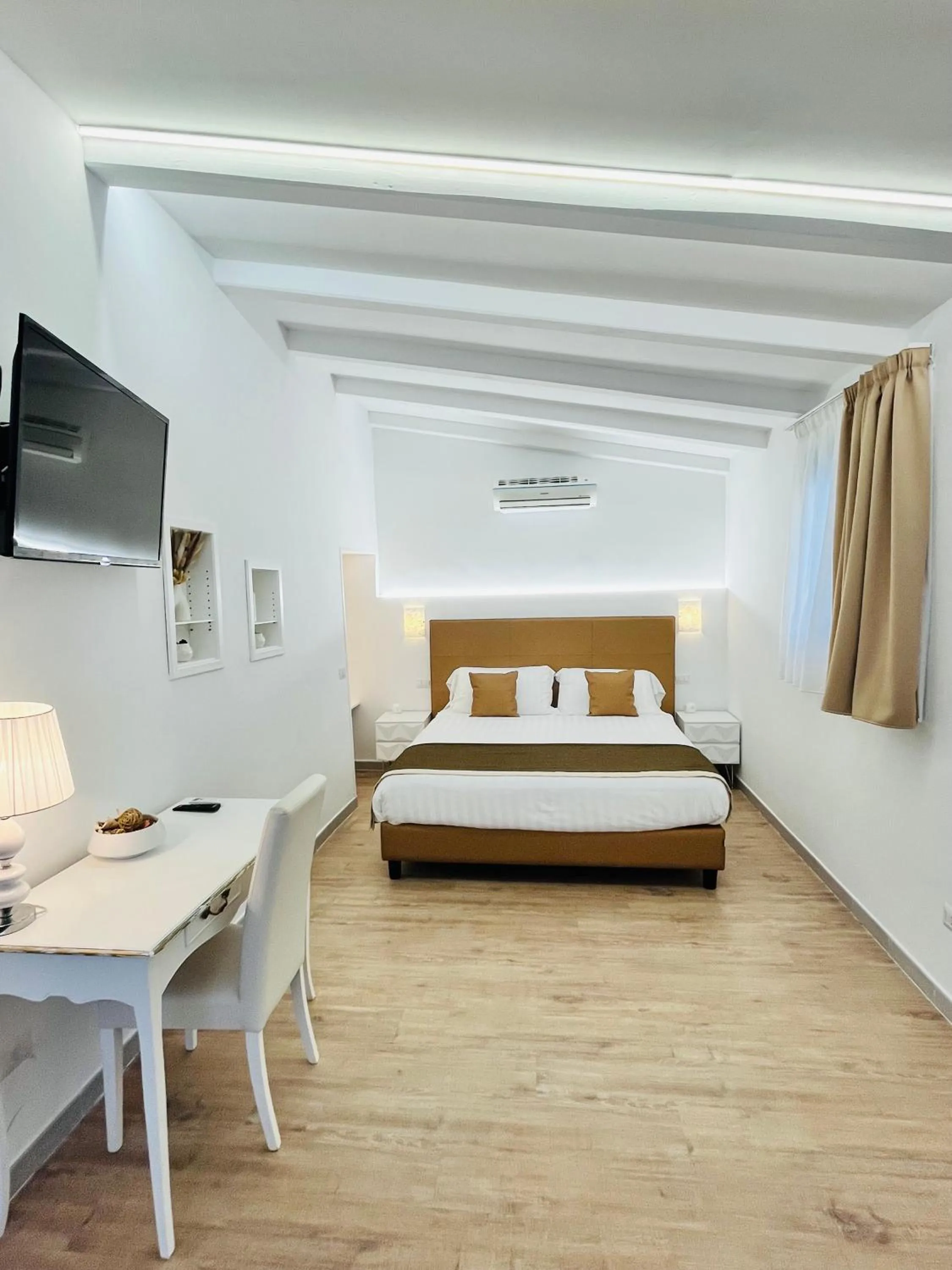 Photo of the whole room, Bed in Hotel La Torraccia