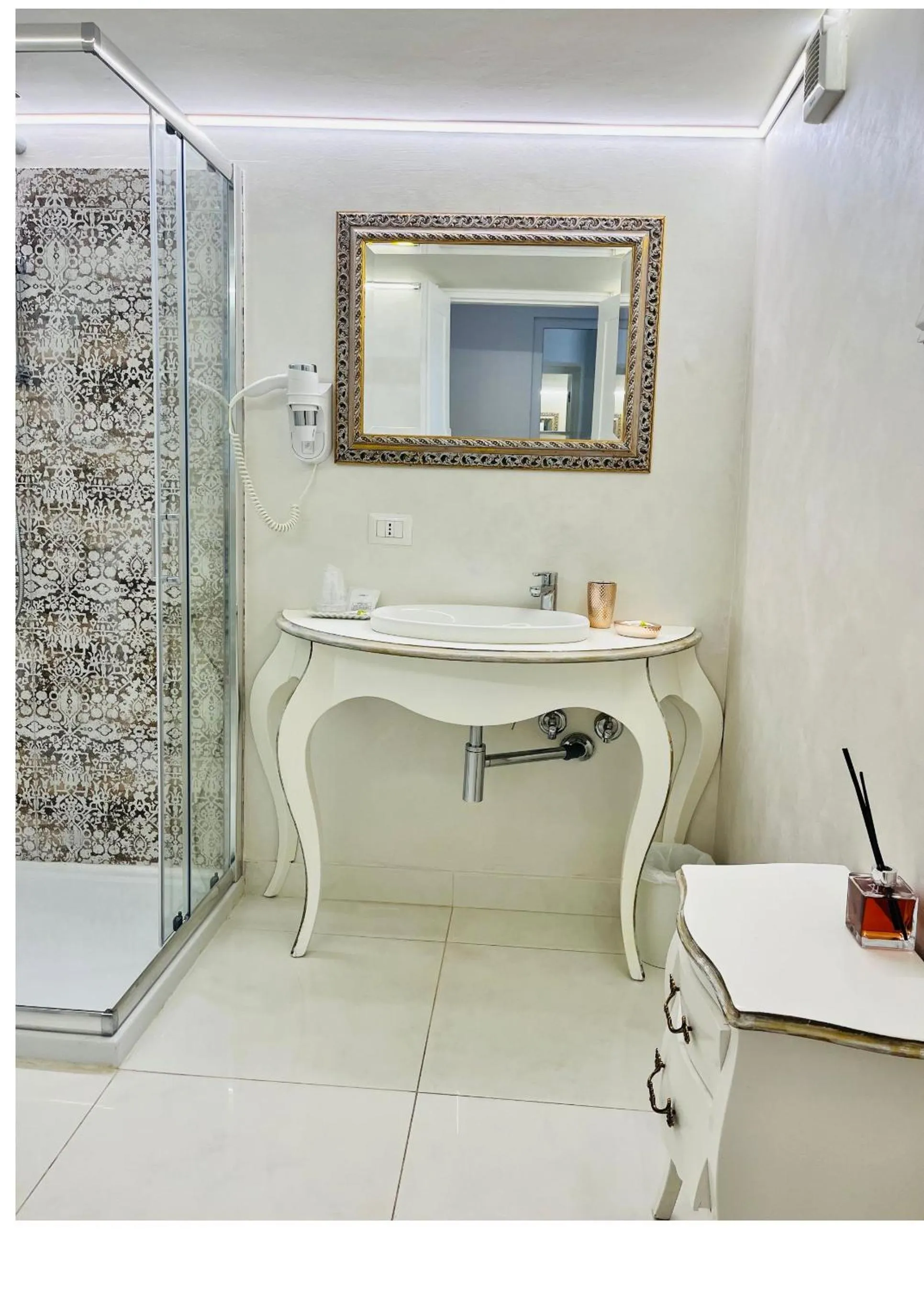 Shower in Hotel La Torraccia